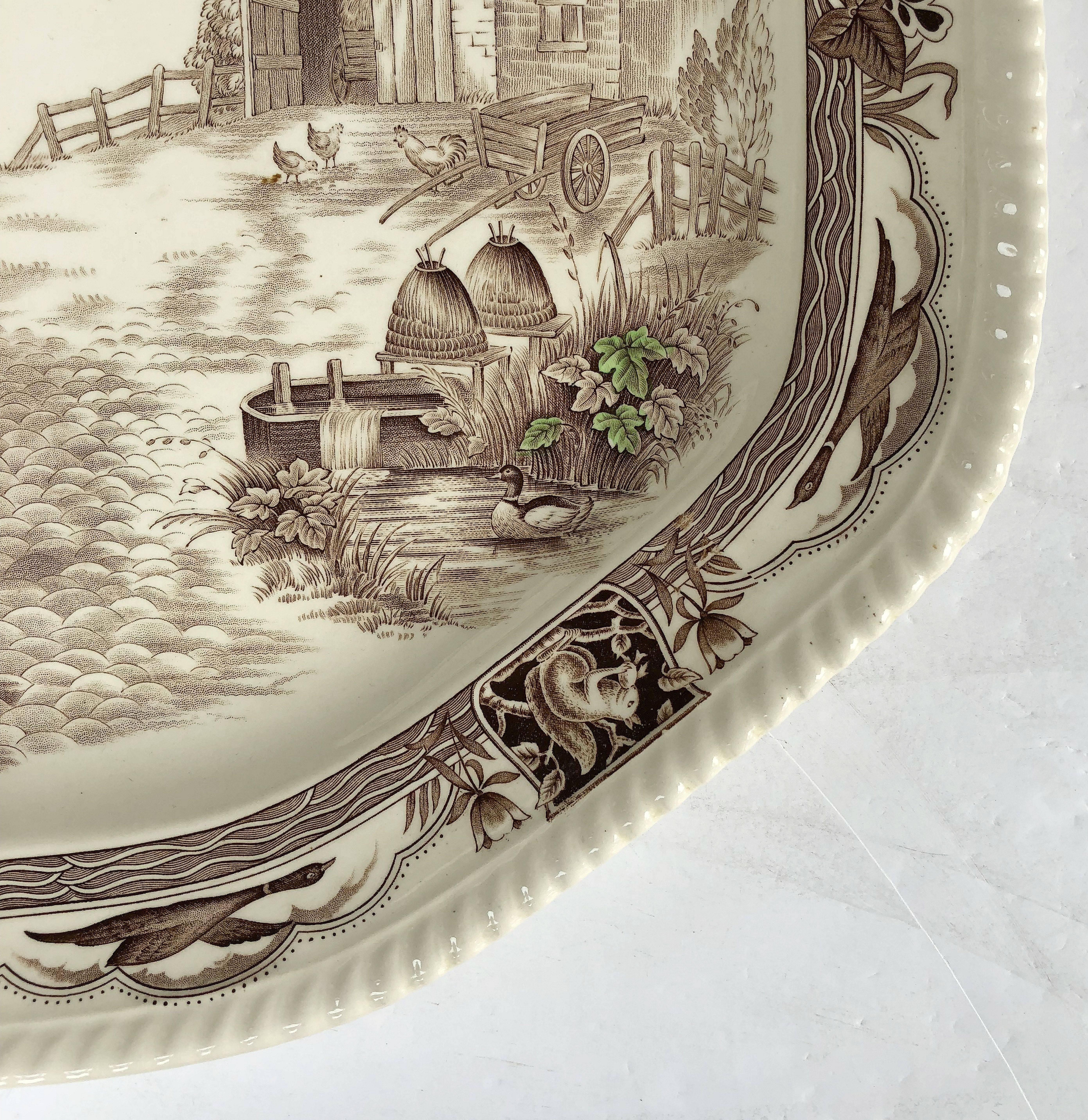 20ième siècle Grand plateau à Turkey en porcelaine anglaise Transferware, Barnyard King par Johnson Brothers en vente