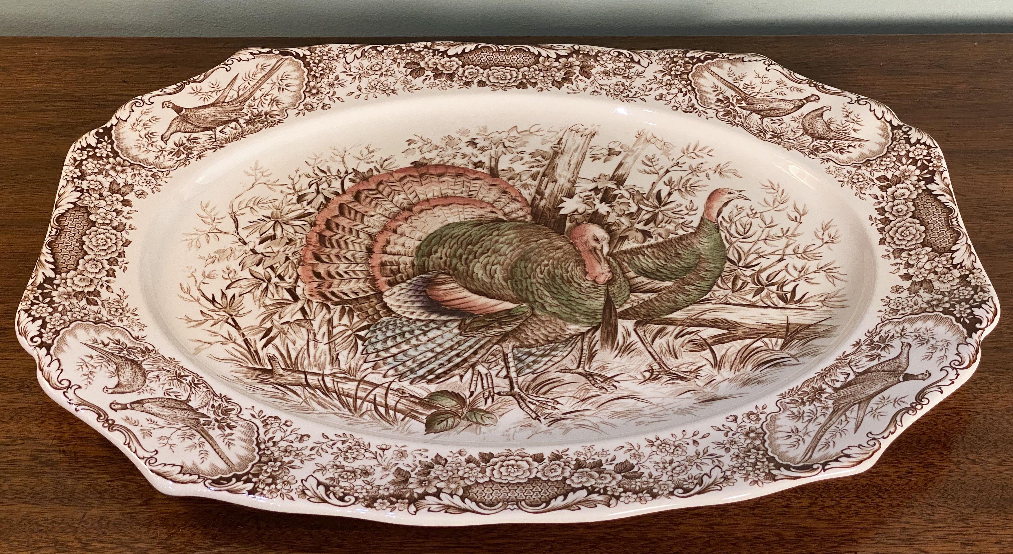 Un grand plat de service vintage représentant le Wild Turkey, un motif amérindien brun et blanc réalisé par la célèbre entreprise de poterie anglaise Johnson Brothers.

Avec une étiquette brune authentique du milieu du siècle au verso.

Parfait
