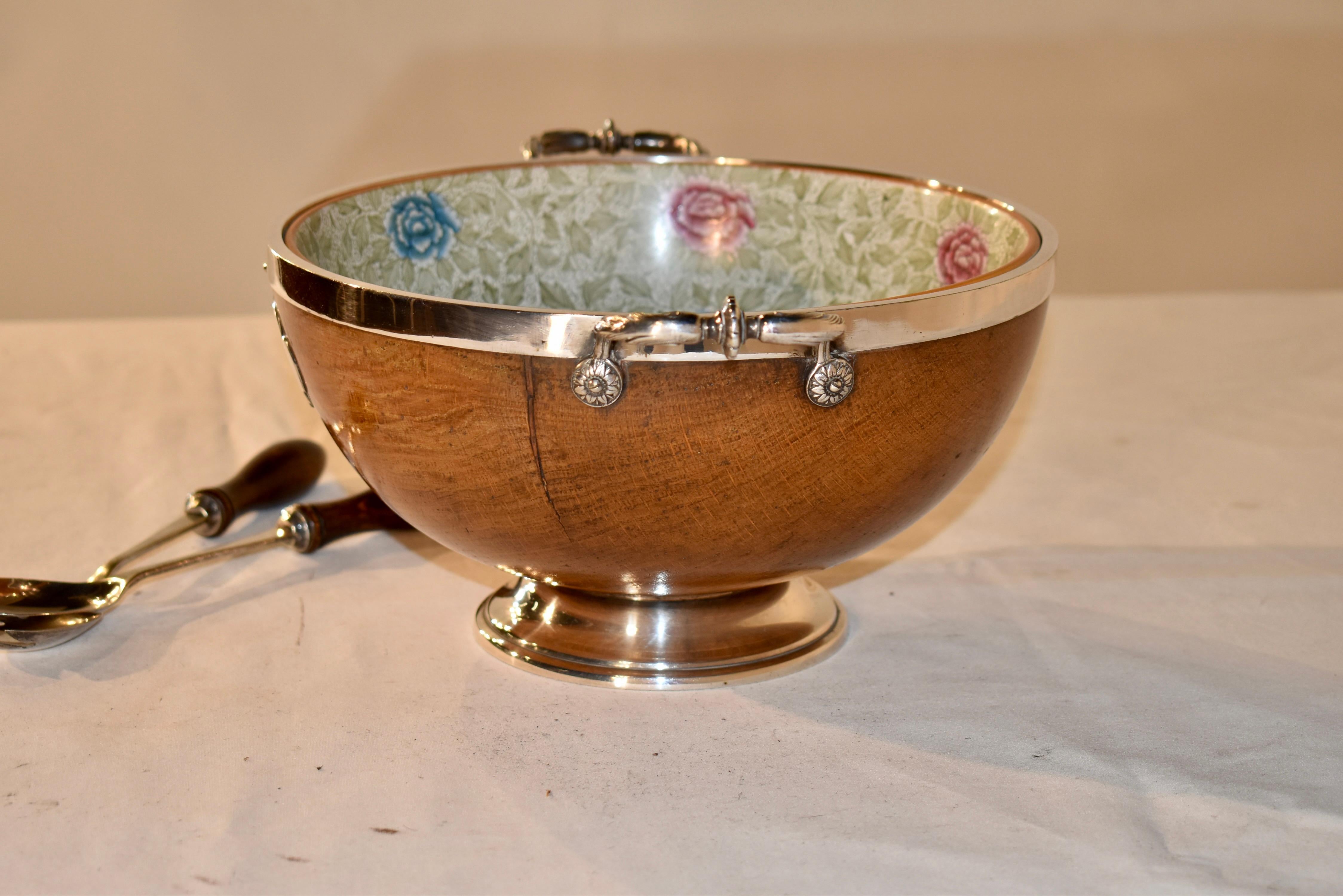 Inglese Ciotola inglese in verde con servitori, CIRCA 1900 in vendita