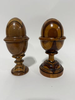 Uova da rammendo in terracotta inglese con supporto, C.1900 e seguenti