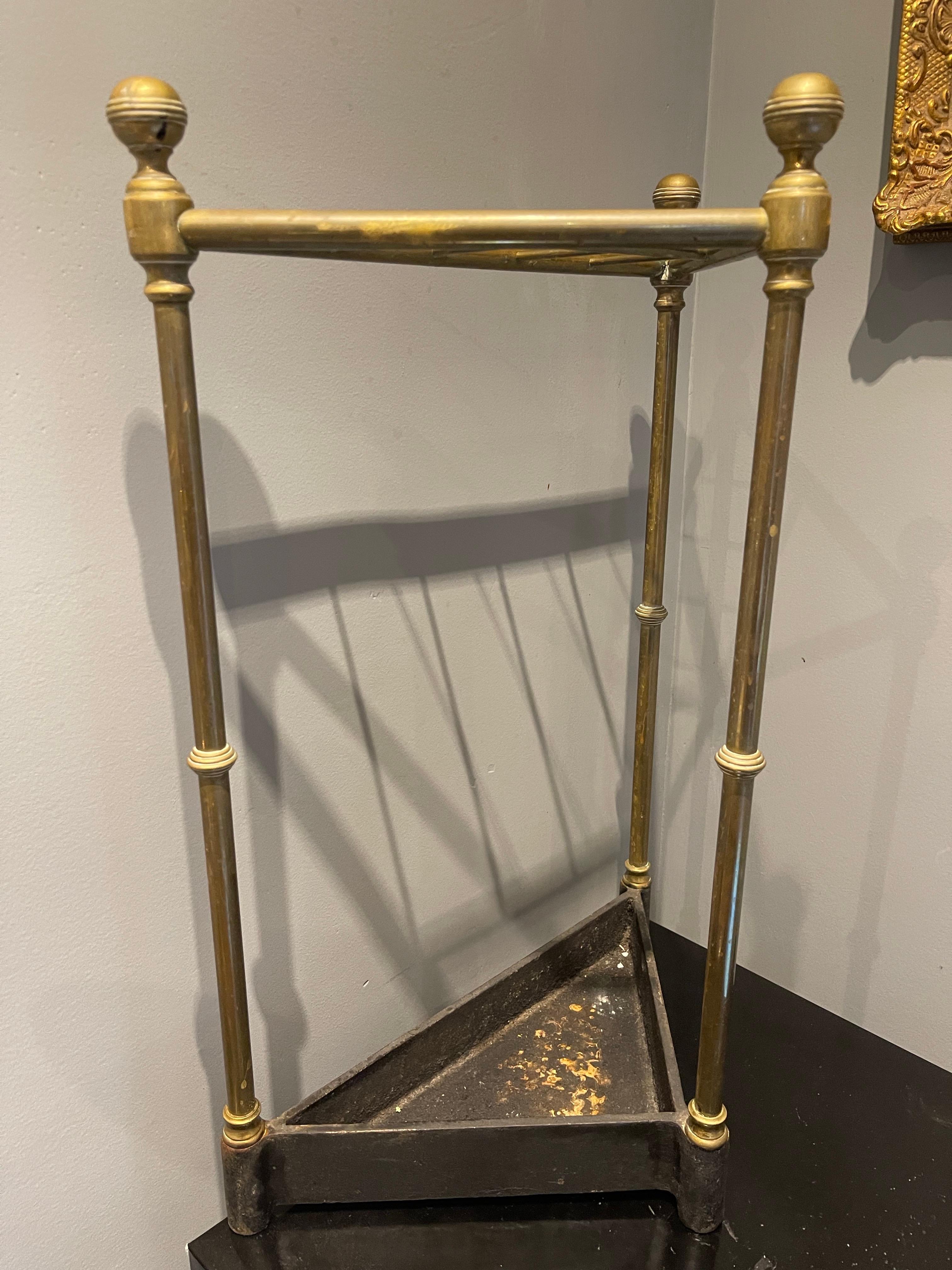 XIXe siècle Stand parapluie triangulaire anglais en laiton et fer à six fentes, 19e siècle en vente