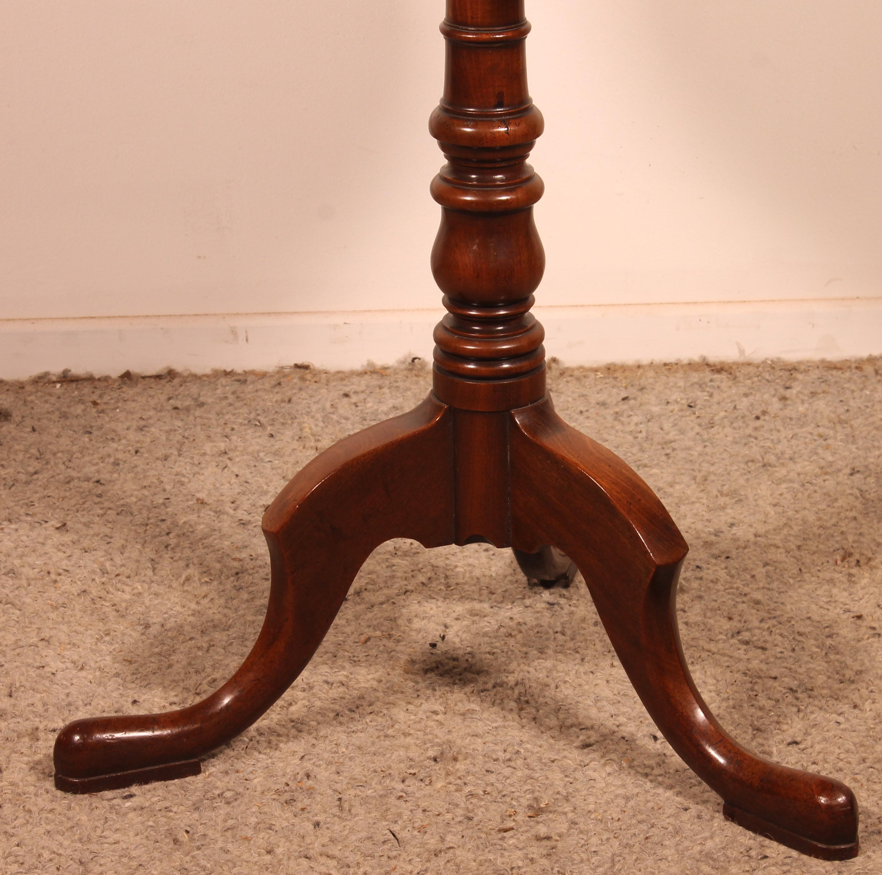 Elegant English pedestal table or tripod table in solid mahogany from the beginning of the 19th century circa 1800

Small model which has a superb solid mahogany top with a beautiful flame and a rim carved in the mass which is rare.

The patina of