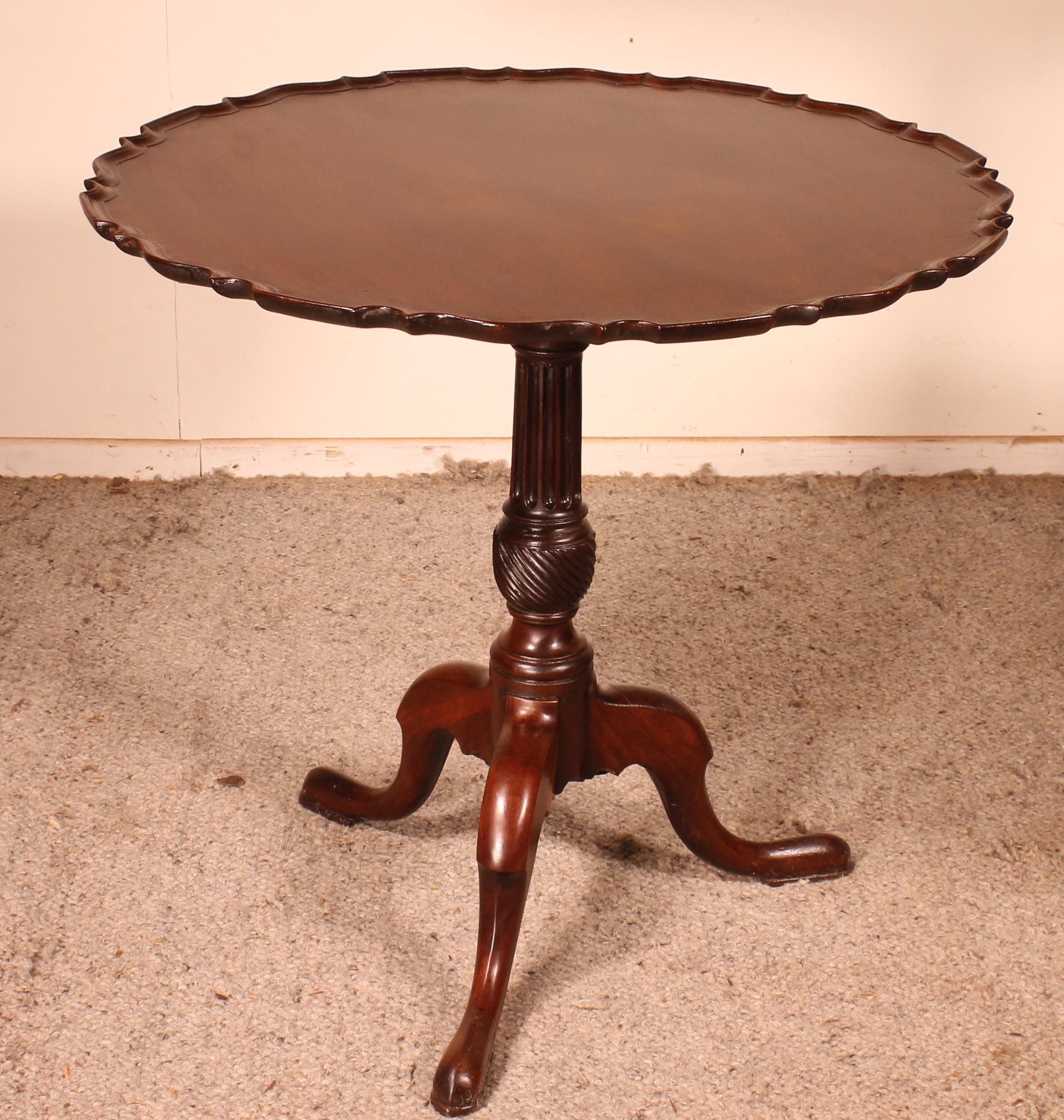 Elegant late 18th century English tripod table in solid mahogany.

Superb one piece solid mahogany top with a diameter of 78cm. Superb work on the table top which makes it exceptional and rare.

Tripod base with a very beautiful twisted