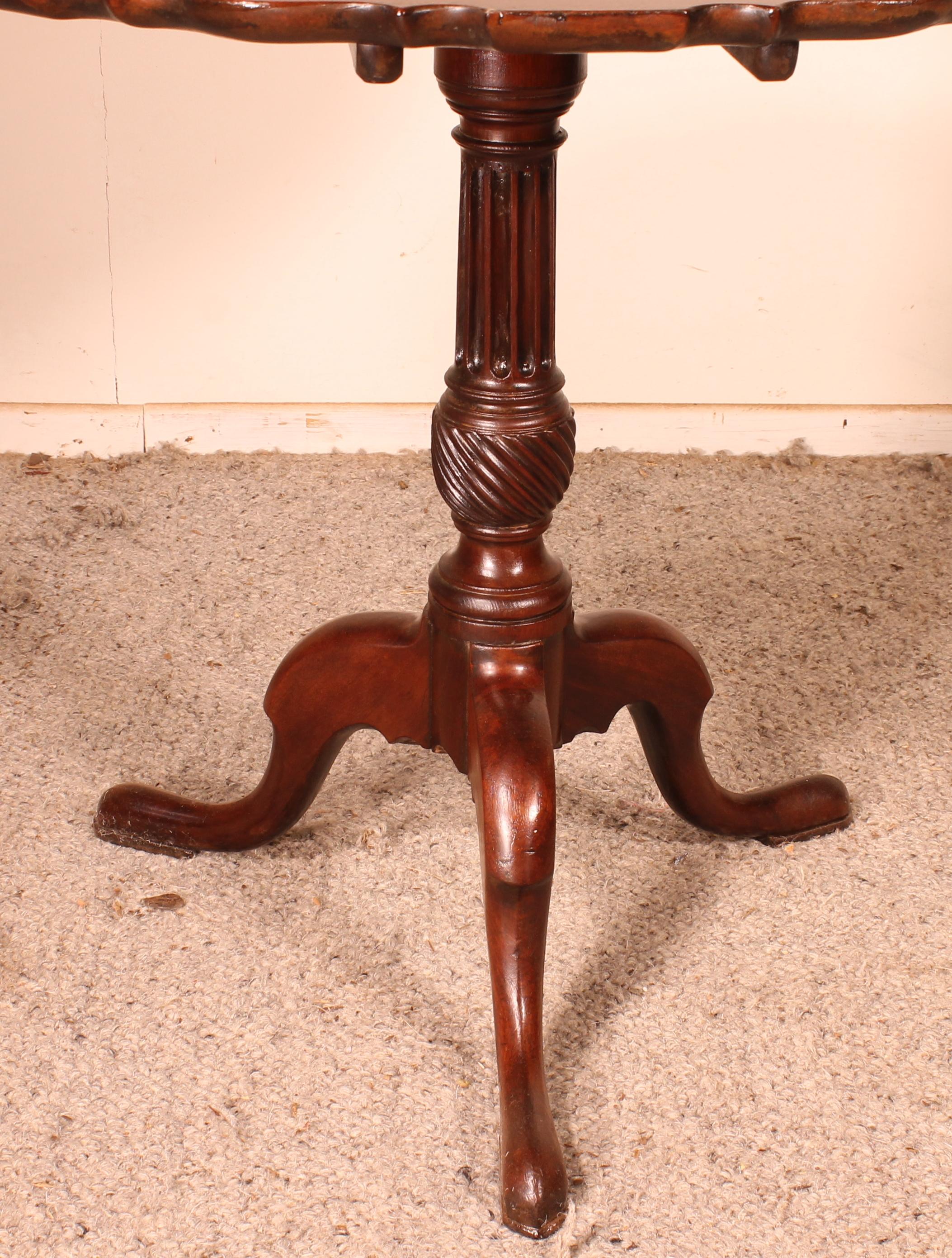 18th Century and Earlier English Tripod Table in Mahogany, 18th Century For Sale