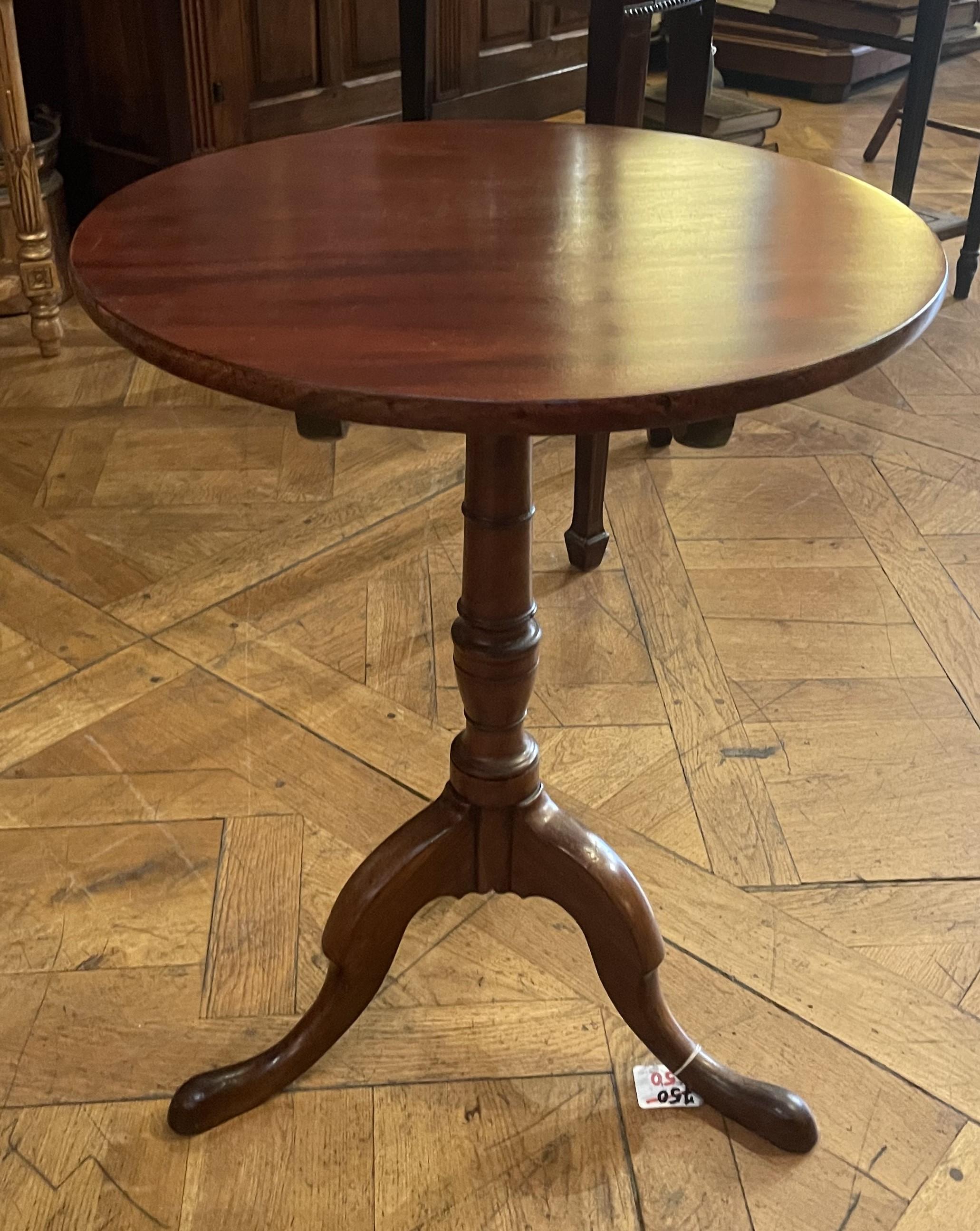 Elegant English tripod table in solid mahogany from the 19th century
Unusual little model ideal next to an armchair, sofa or bed

 solid mahogany one piece table top with a beautiful patina
Tripod base in solid mahogany with a very beautiful