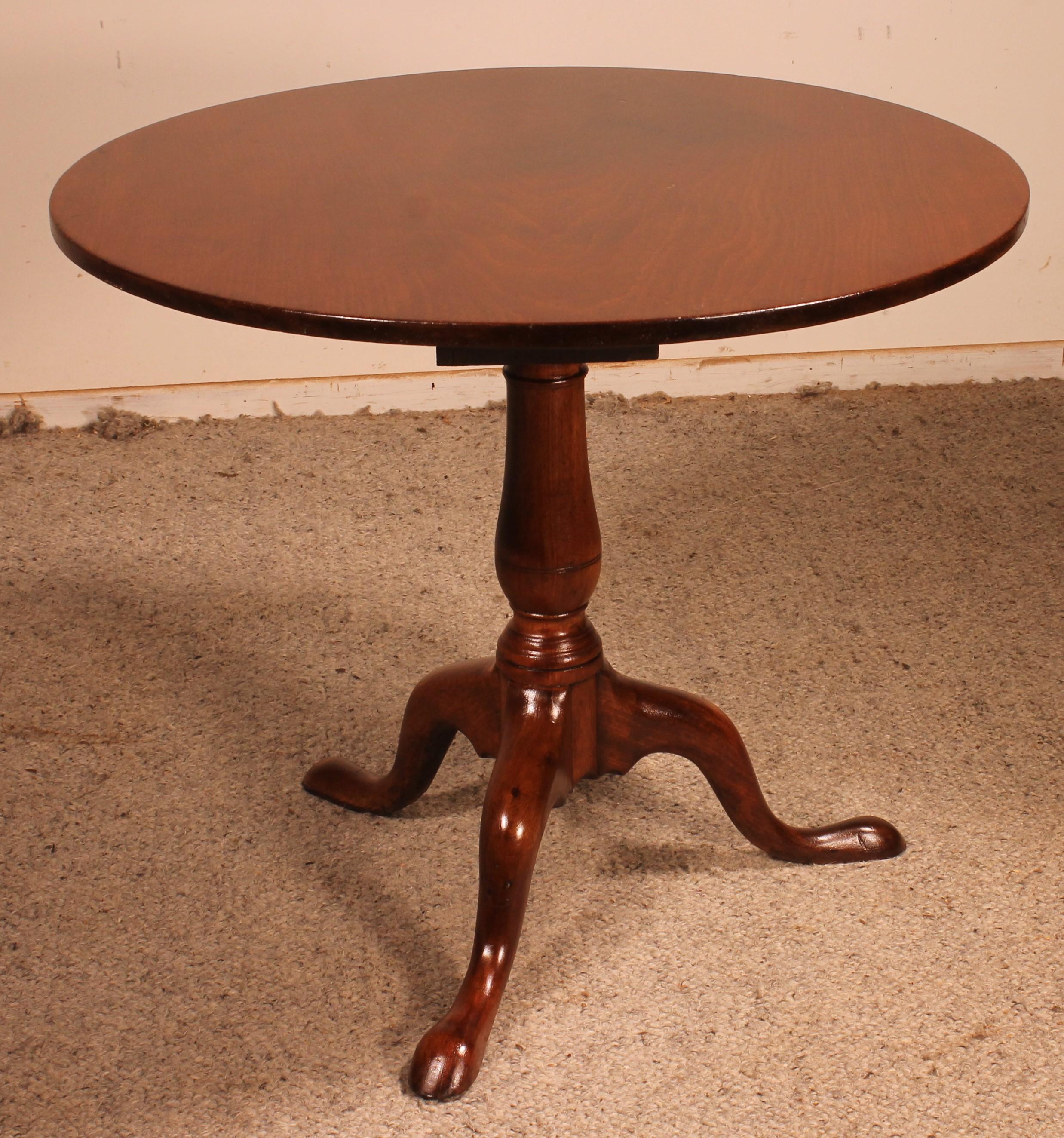 Elegant English pedestal table called tripod table in solid mahogany with a mechanism circa 1800

Superb one-piece table top in solid mahogany with a diameter of 80cm.
Tripod base in solid mahogany

The pedestal table has a mechanism since the