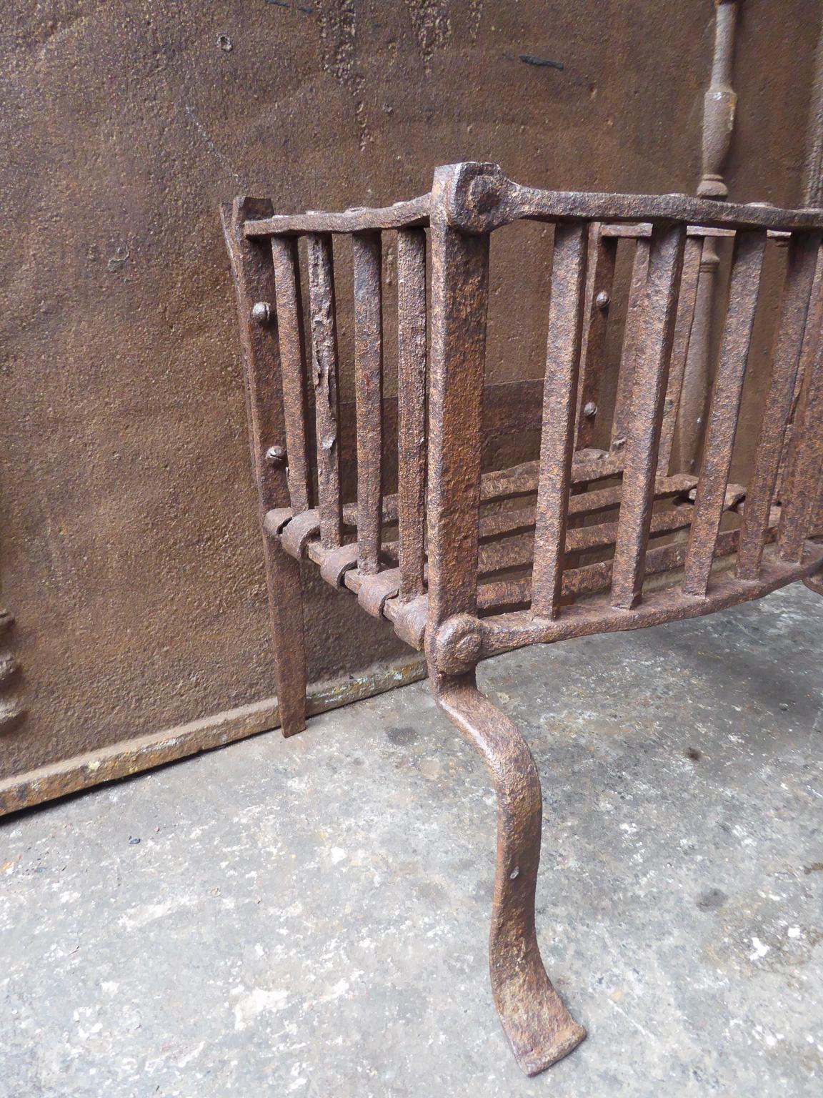 English Tudor Fireplace Grate or Fire Basket, 17th Century In Good Condition In Amerongen, NL