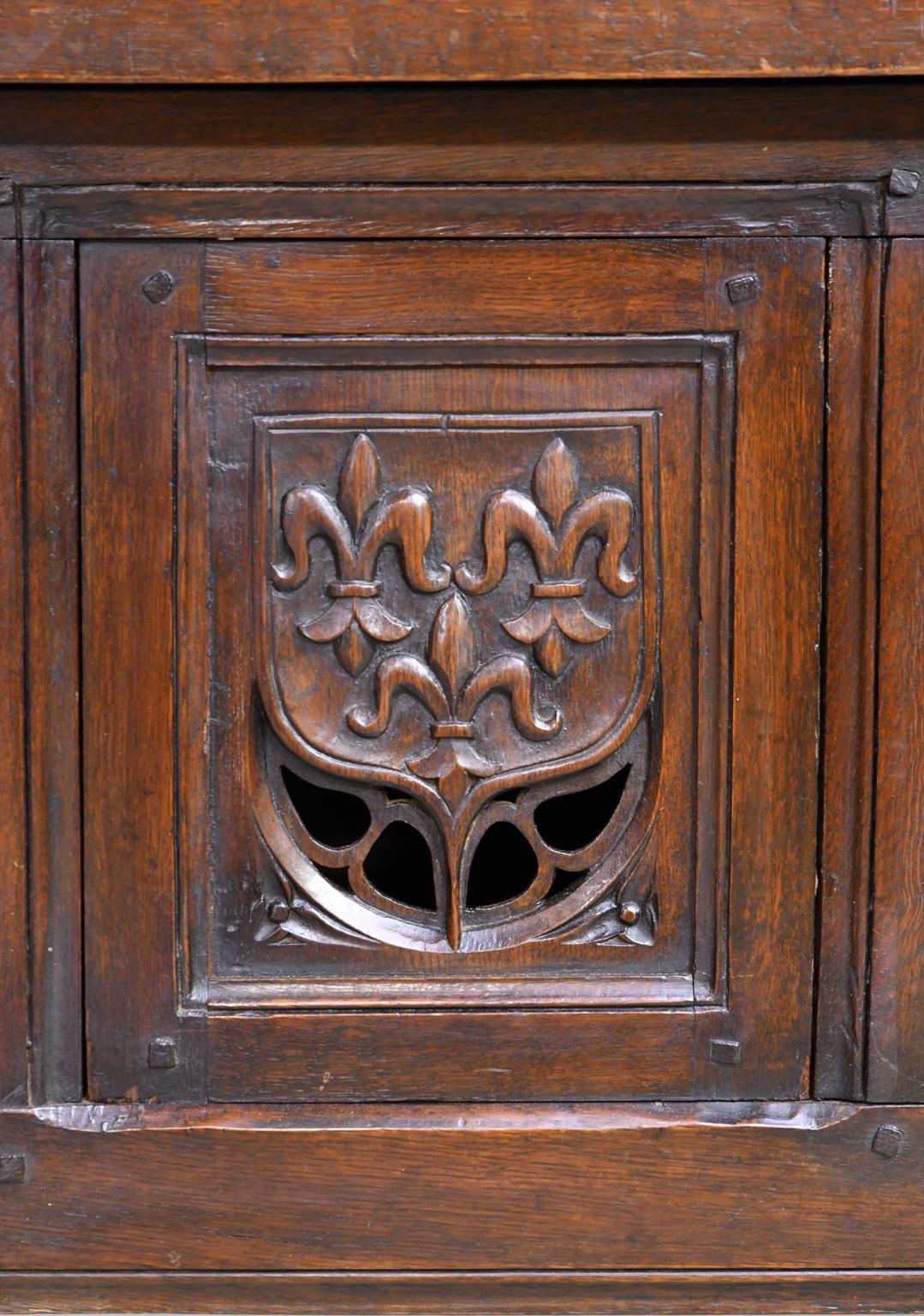 Sculpté à la main Table de bibliothèque anglaise de style Tudor en chêne avec éléments sculptés anciens en vente