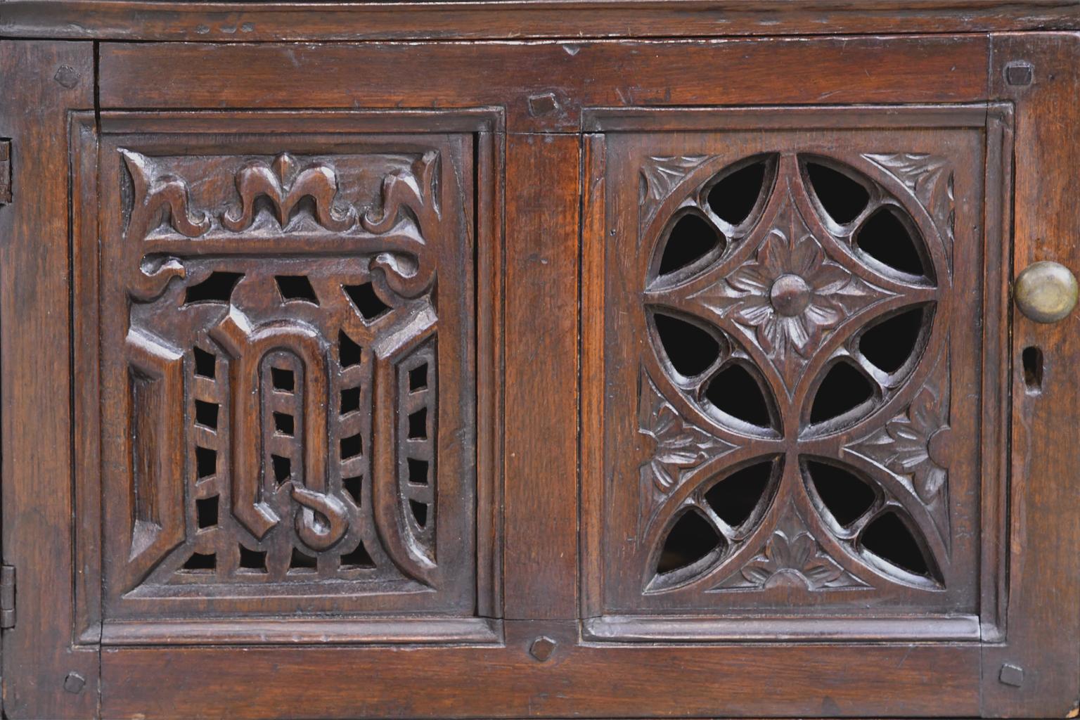 Englischer Bibliothekstisch aus Eiche im Tudor-Stil mit antiken geschnitzten Elementen (Handgeschnitzt) im Angebot