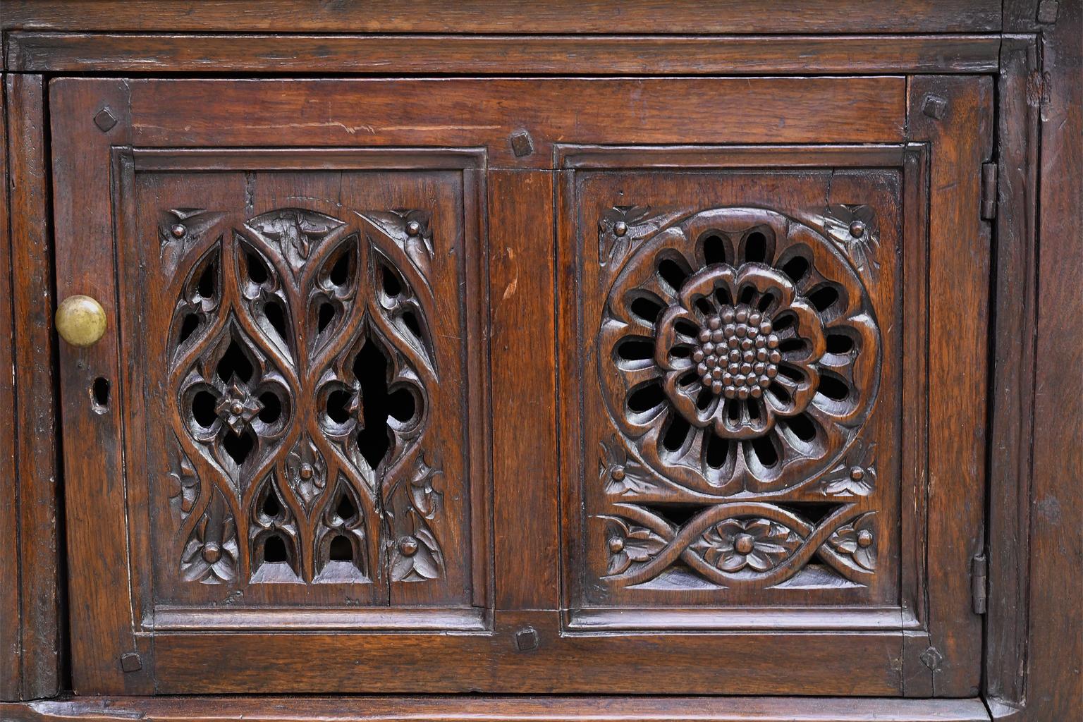 XIXe siècle Table de bibliothèque anglaise de style Tudor en chêne avec éléments sculptés anciens en vente