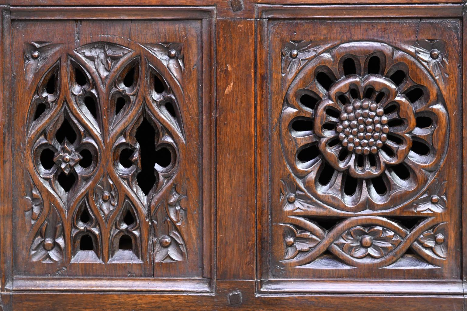 Englischer Bibliothekstisch aus Eiche im Tudor-Stil mit antiken geschnitzten Elementen (19. Jahrhundert) im Angebot