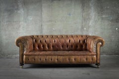 Englisches getuftetes braunes Ledersofa