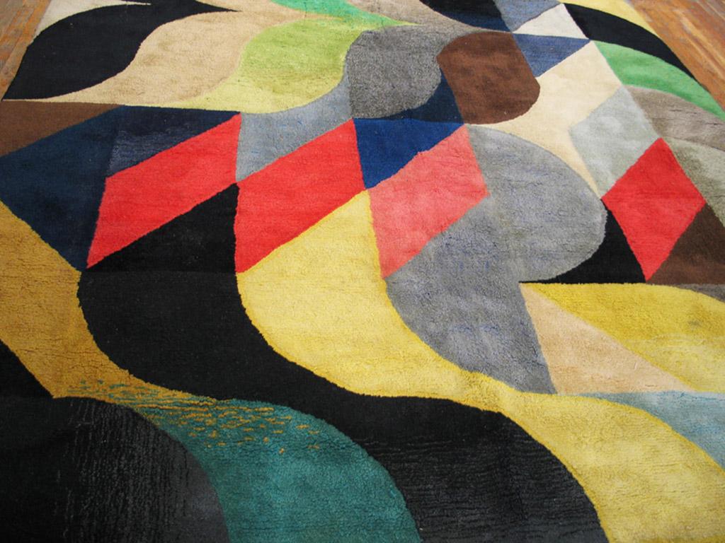 Wool pile on a cotton canvas ground, jute lining.
This borderless English carpet is stamped on the jute verso lining “Designed and made by Ron Nixon”. The abstract, Op Art pattern is a geometric array of semi-circles, parallelogrammes, fat S-shapes,