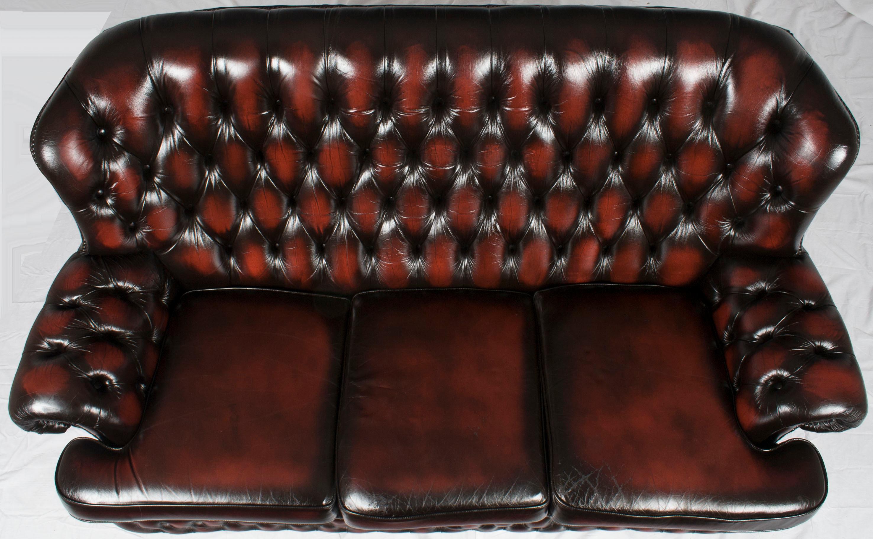 Unlike traditional Chesterfield sofas, the Monks style leather sofa was made for comfortable lounging rather than correct sitting posture in mind. While both styles seek to achieve a certain look, the Monks concentrates more on comfort. The result