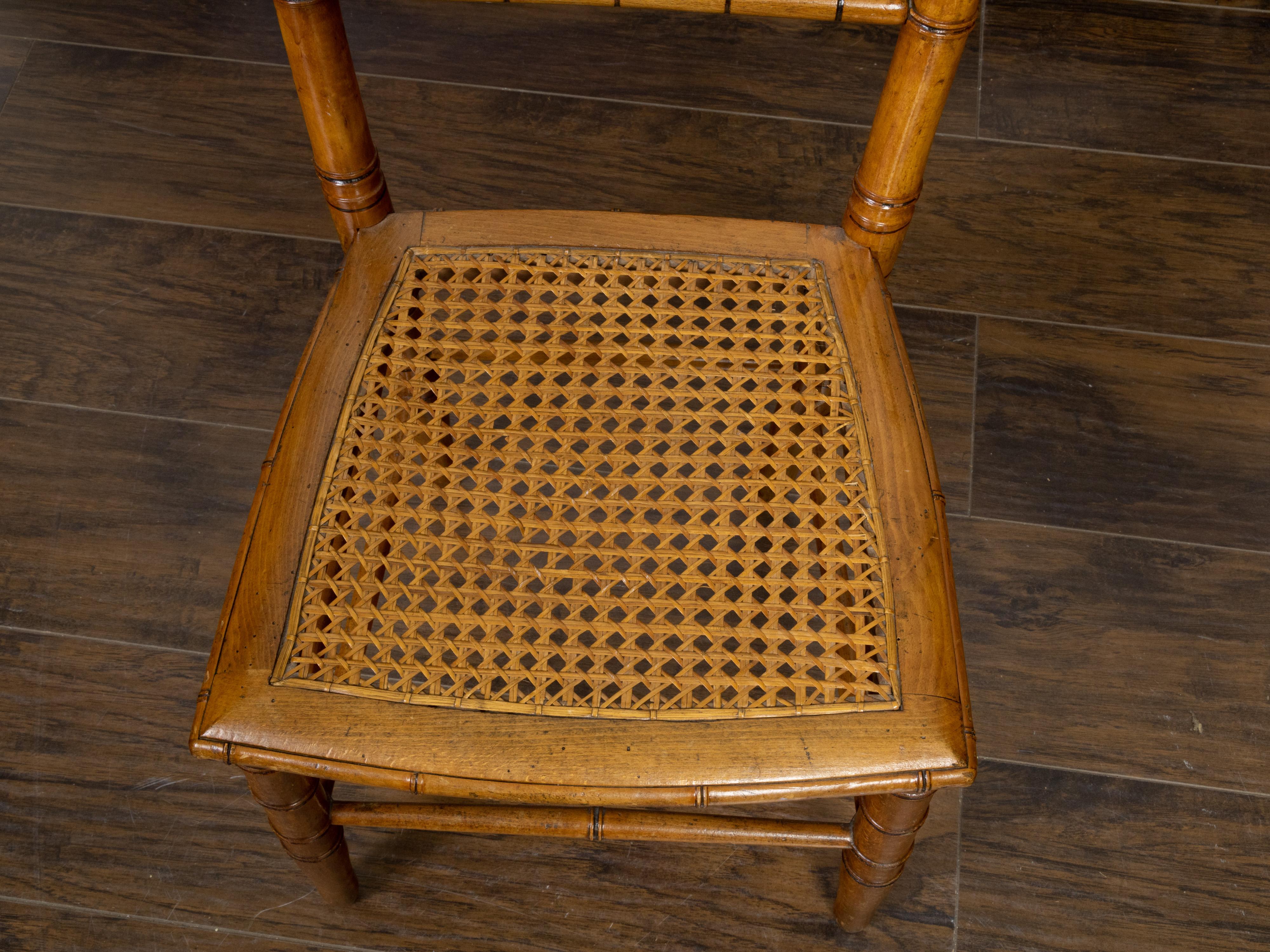 Chaise pantoufle anglaise du début du siècle 1900 en bambou avec assise en rotin en vente 1
