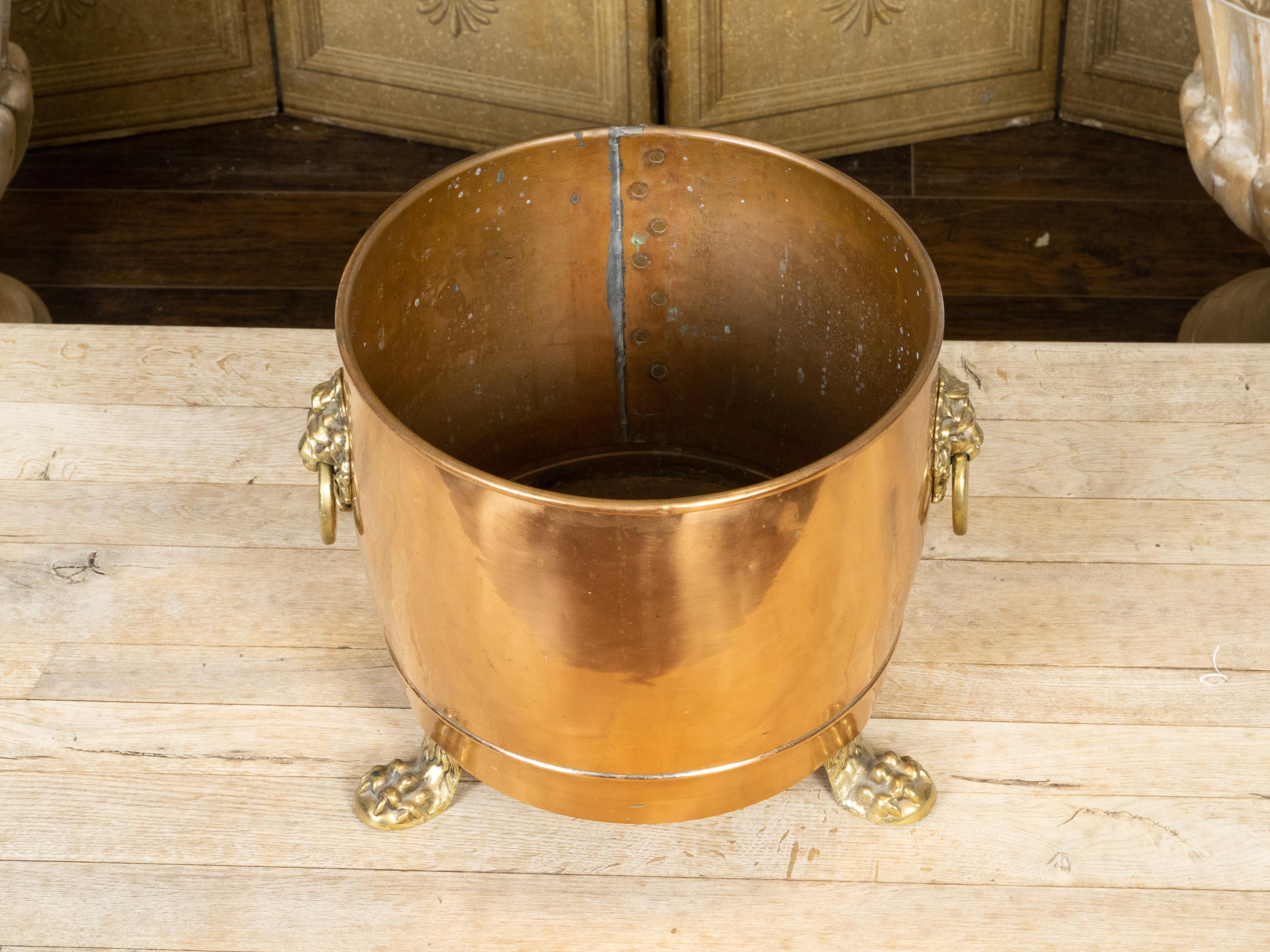 20th Century English Turn of the Century 1900s Copper and Brass Planter with Lion Paw Feet For Sale