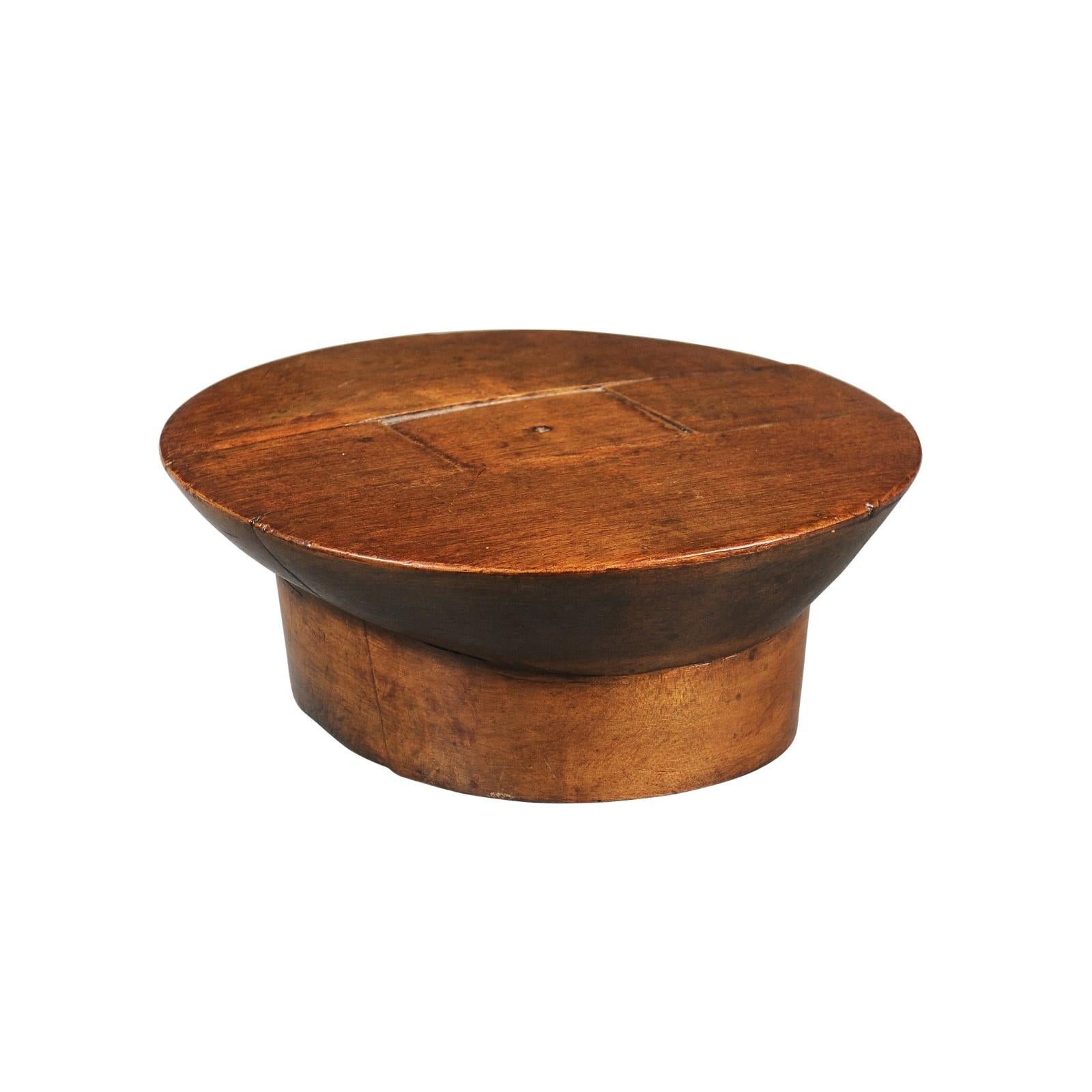 An English wooden Milliner's hat mold form from the early 20th century, with nice patina. Created in England at the very end of Queen Victoria's reign, this wooden hat mold will make for a lovely decorative addition to any home! Perfect to style a