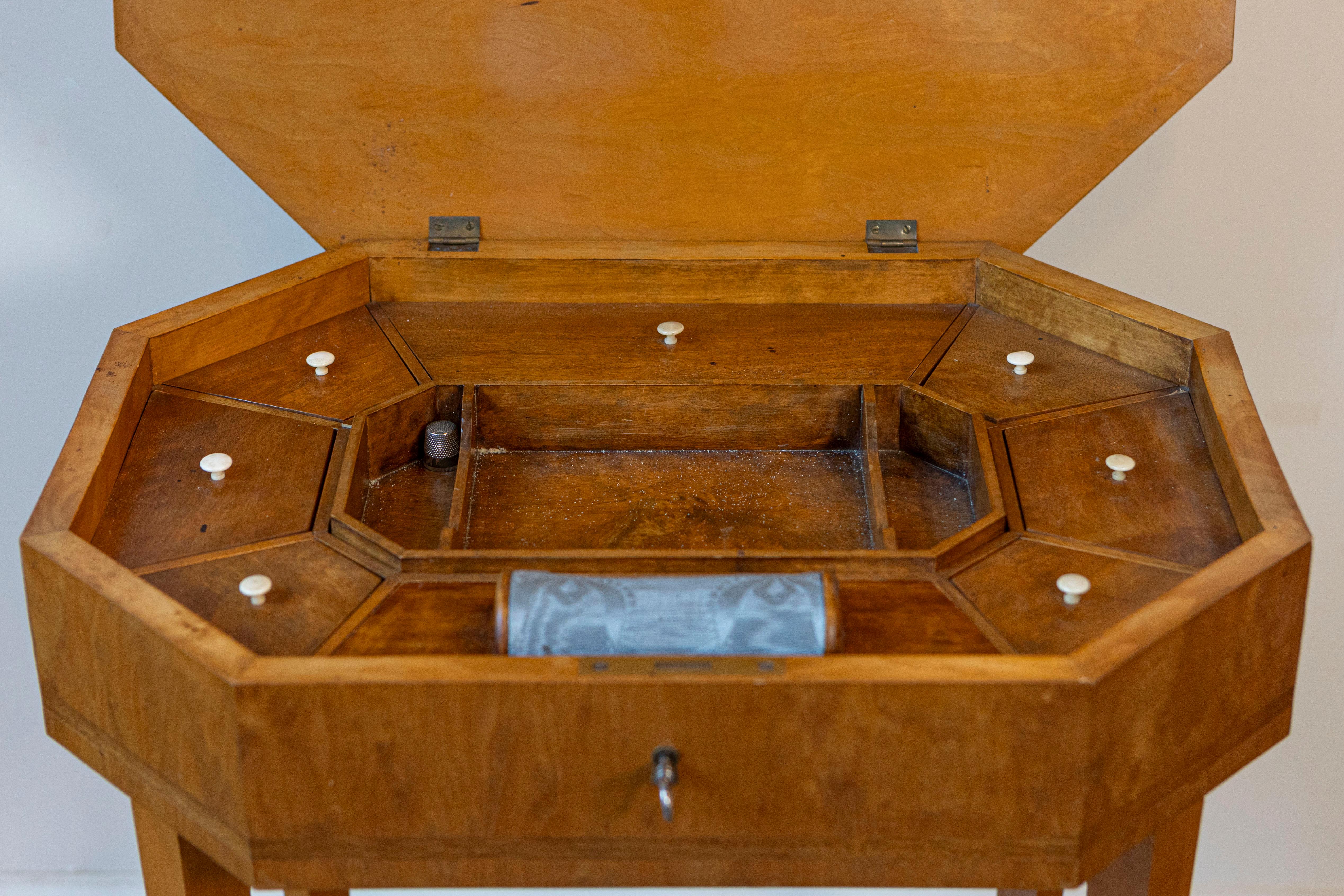 Tavolo da lavoro inglese di fine secolo 1900 con piano ottagonale in legno di betulla in vendita 3