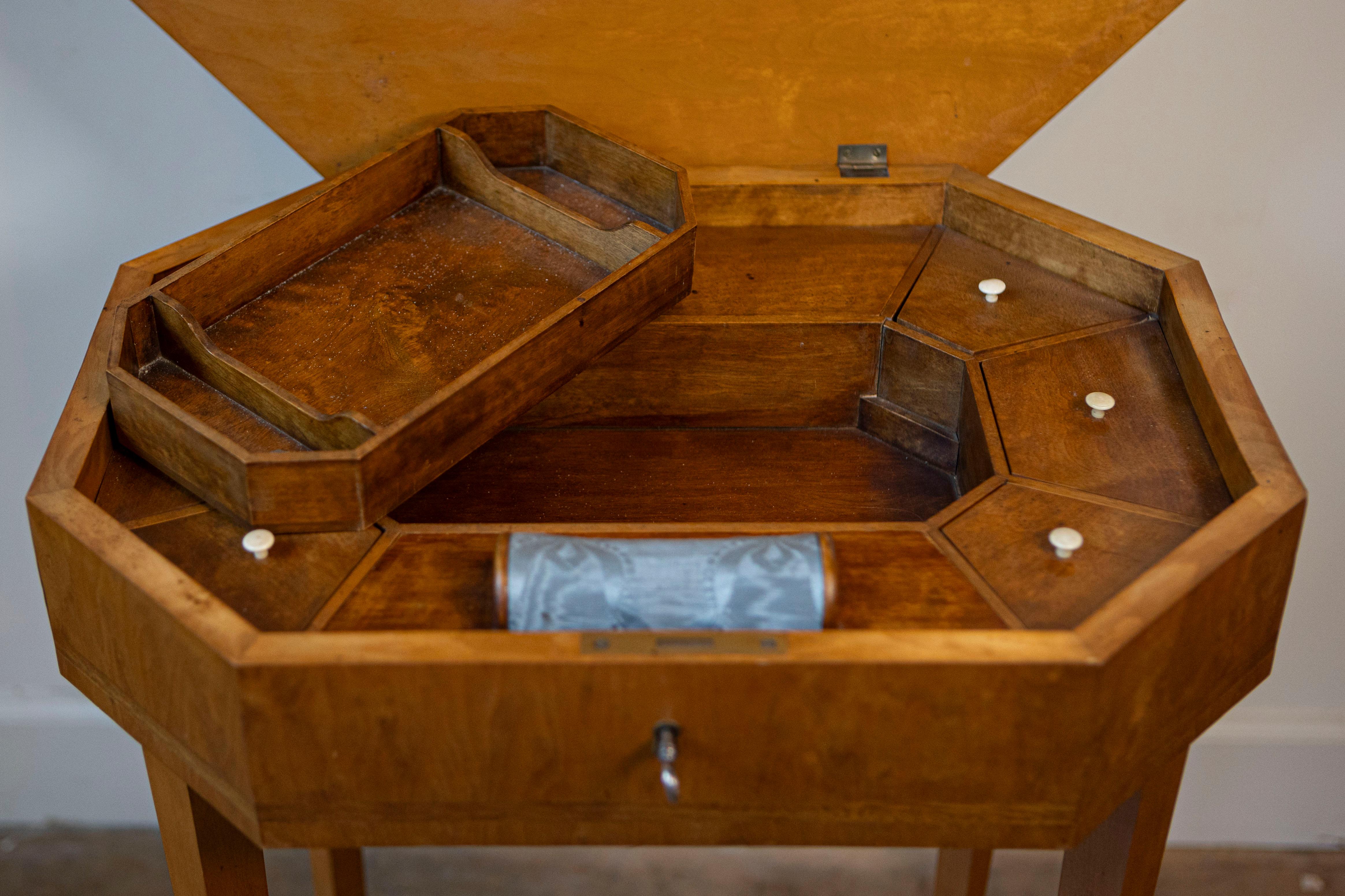 Tavolo da lavoro inglese di fine secolo 1900 con piano ottagonale in legno di betulla in vendita 4