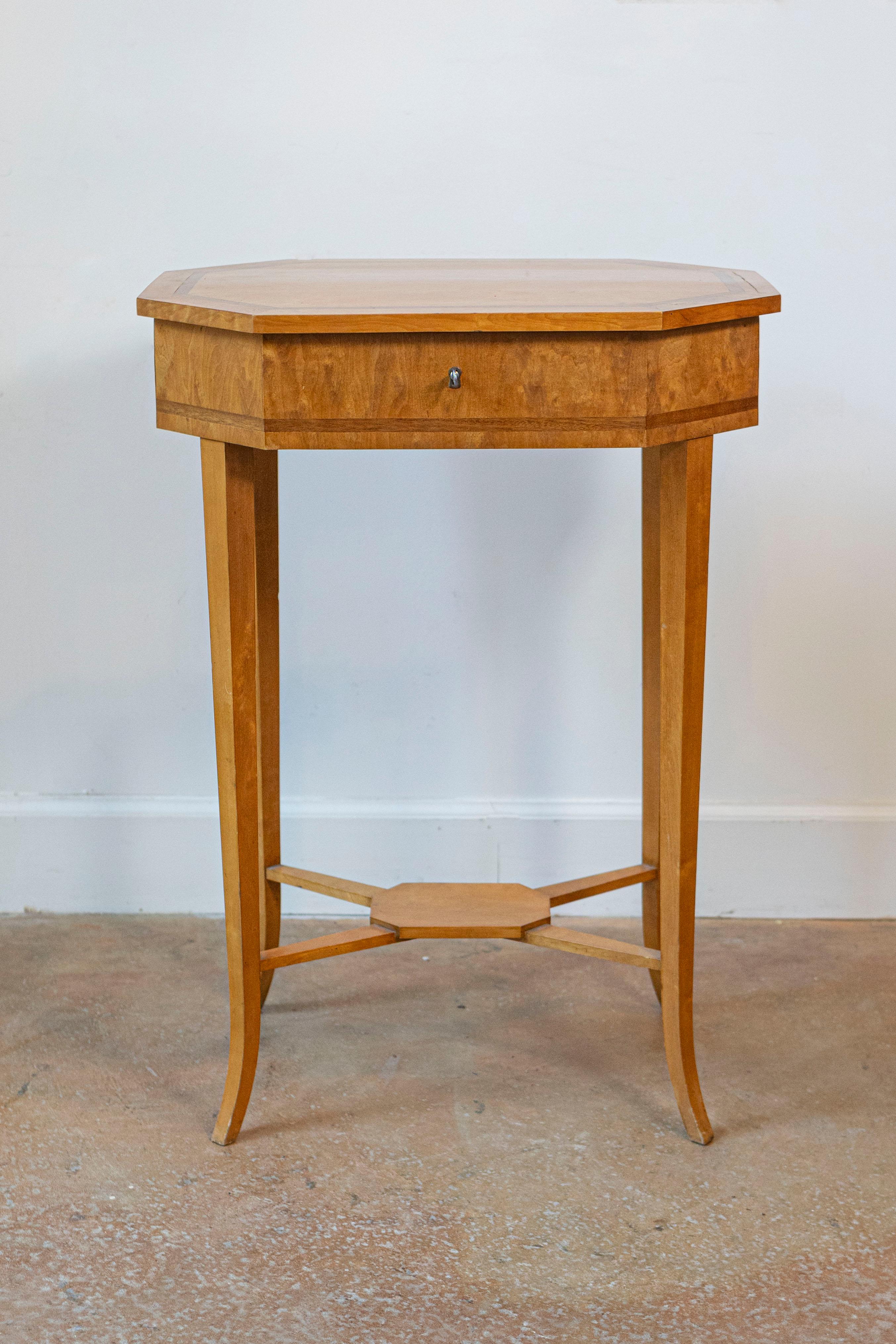 Un tavolo da lavoro inglese di fine secolo in betulla del 1900 circa con piano ottagonale. Fai un salto agli inizi del 1900 con questo delizioso tavolo da lavoro inglese di fine secolo in betulla, testimonianza di un design senza tempo e di una
