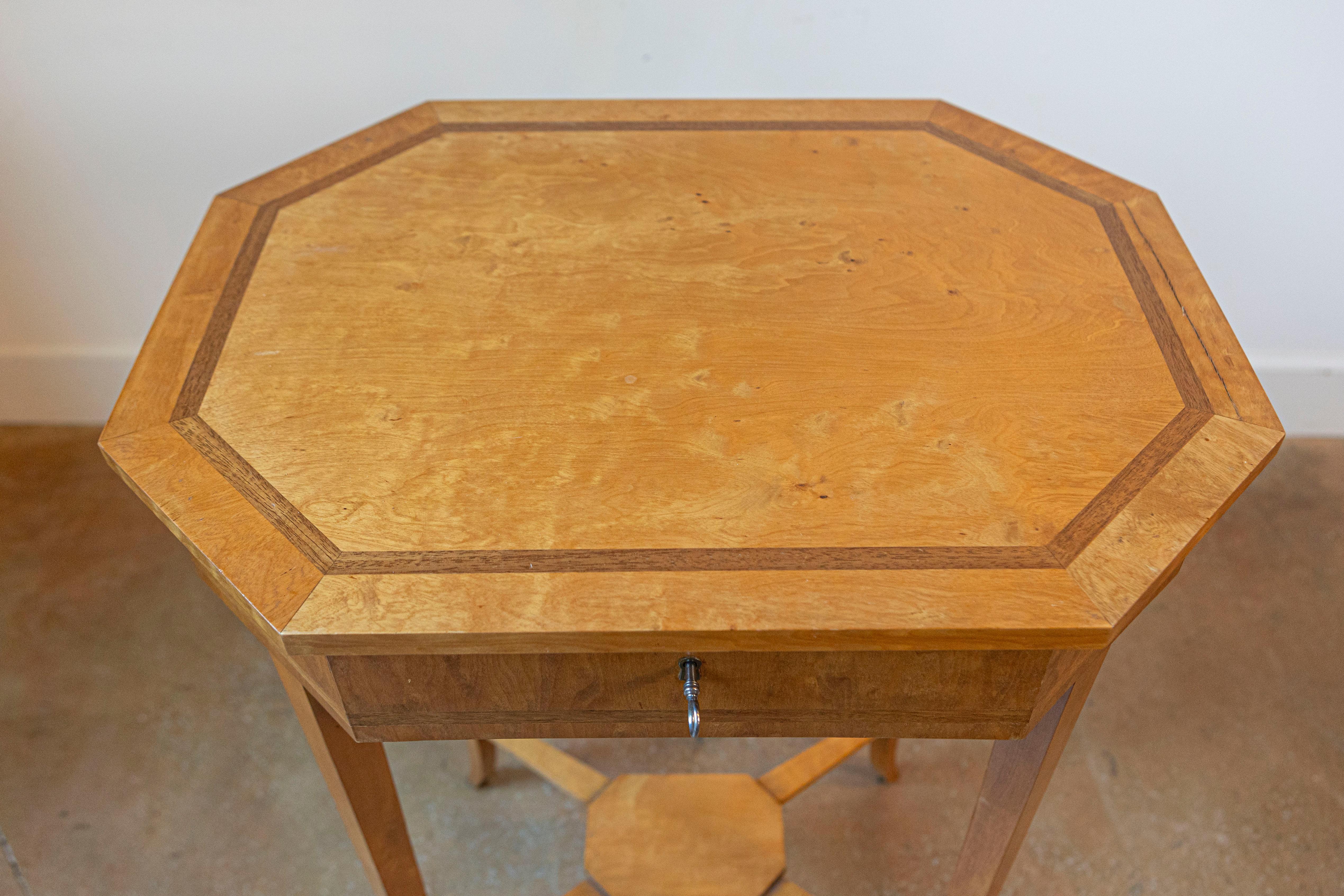 Inglese Tavolo da lavoro inglese di fine secolo 1900 con piano ottagonale in legno di betulla in vendita