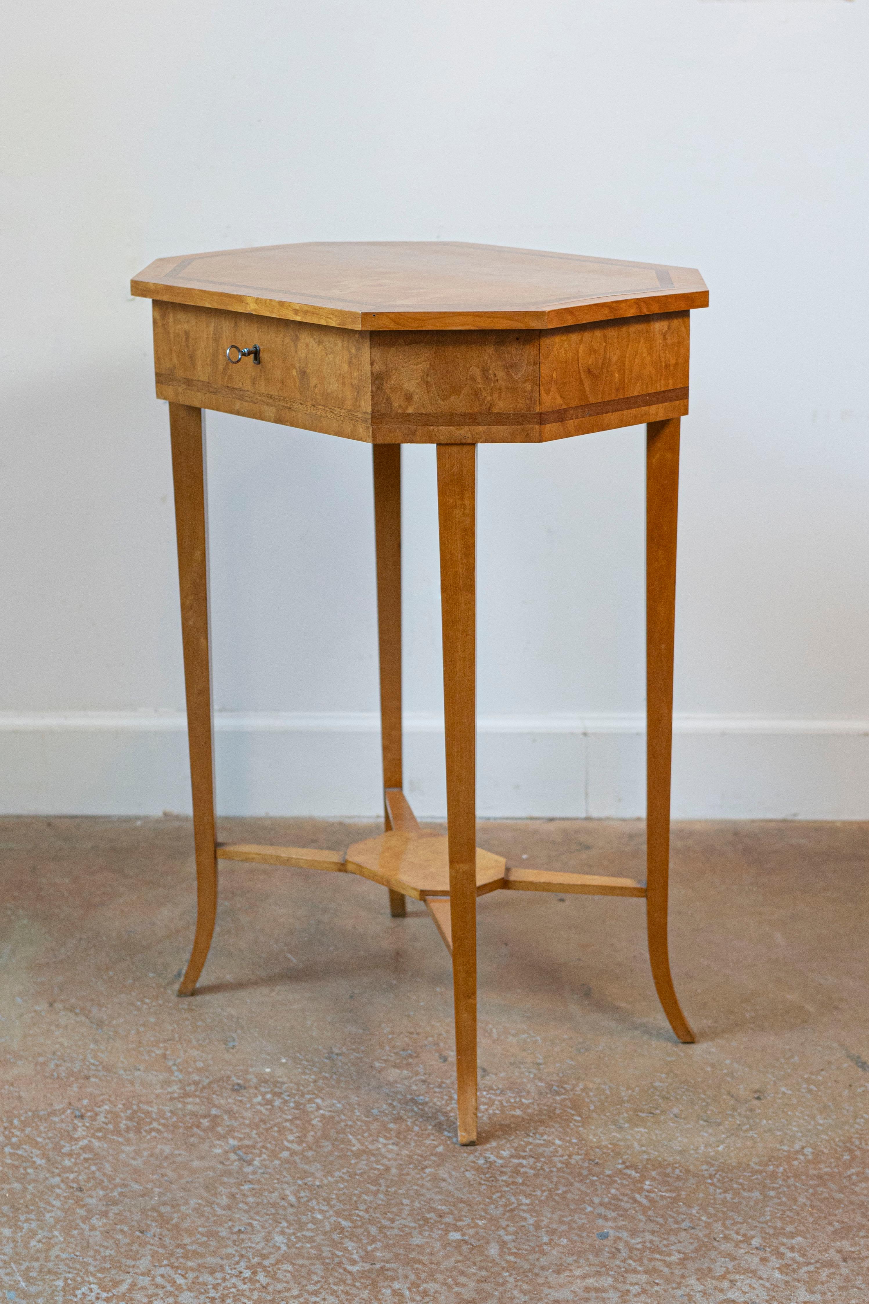 Impiallacciato Tavolo da lavoro inglese di fine secolo 1900 con piano ottagonale in legno di betulla in vendita