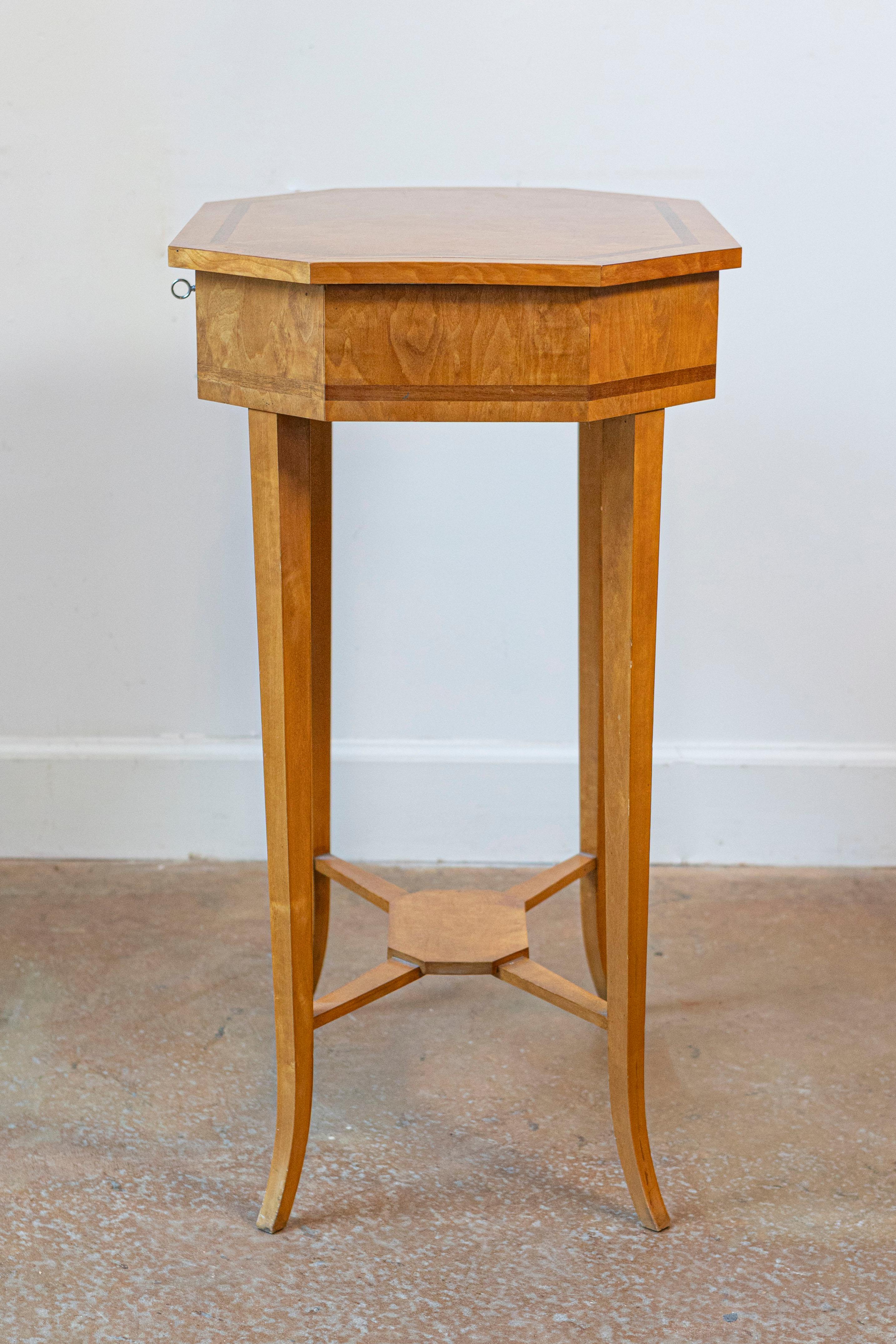Tavolo da lavoro inglese di fine secolo 1900 con piano ottagonale in legno di betulla In condizioni buone in vendita a Atlanta, GA