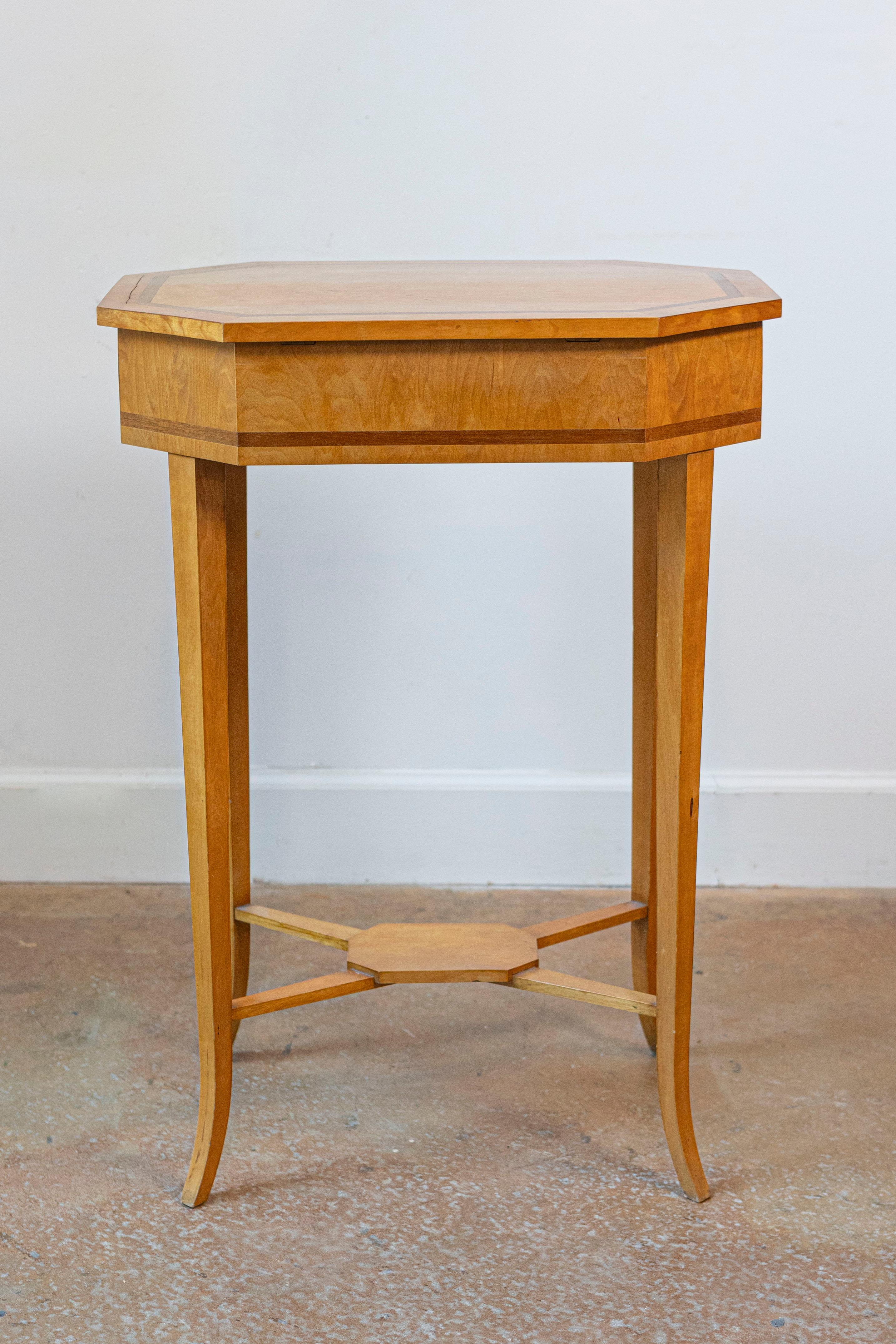 XX secolo Tavolo da lavoro inglese di fine secolo 1900 con piano ottagonale in legno di betulla in vendita