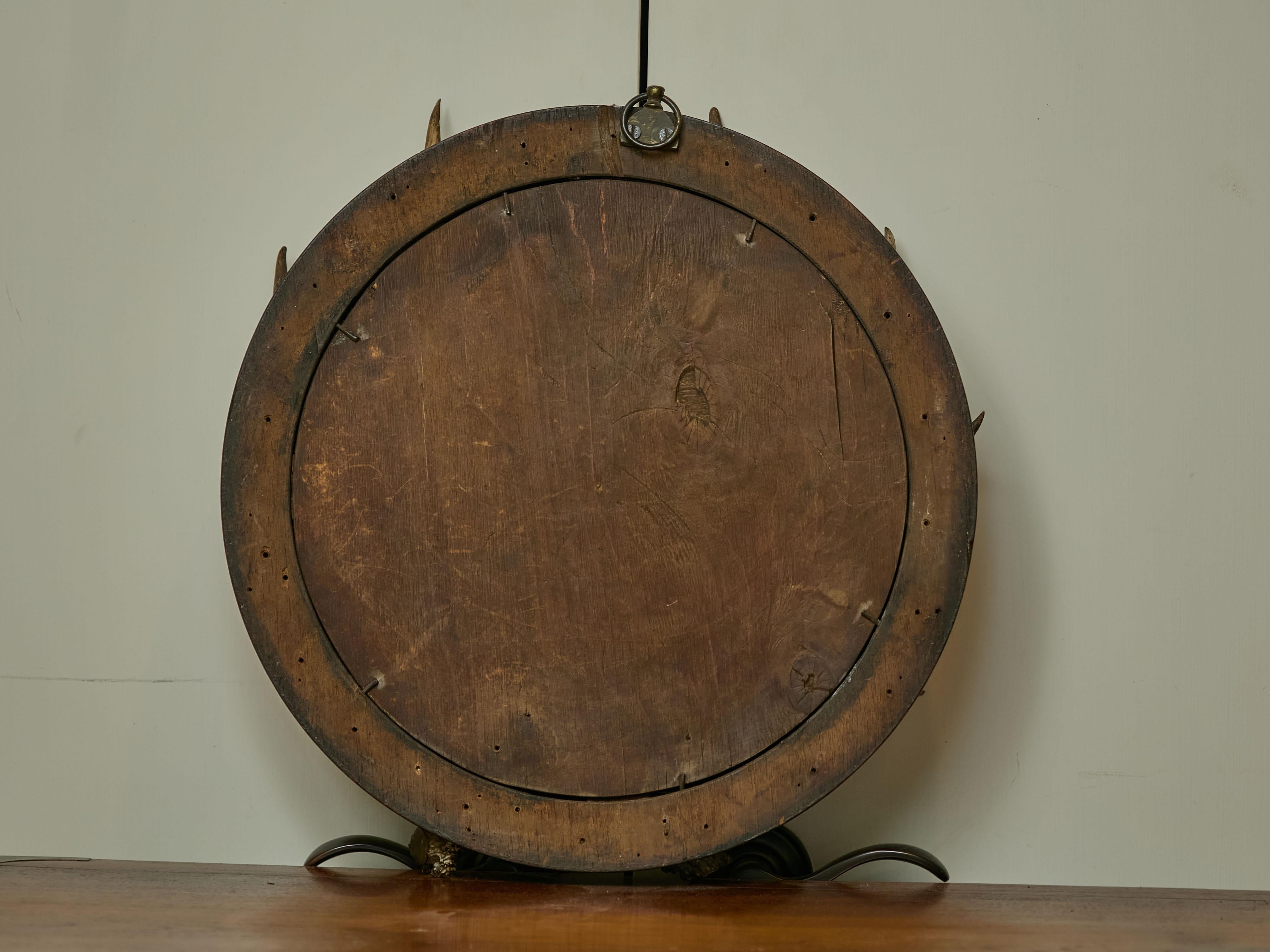 Miroir circulaire en bois de cerf sur cadre en bois, The Turn of the Century, circa 1900 en vente 4