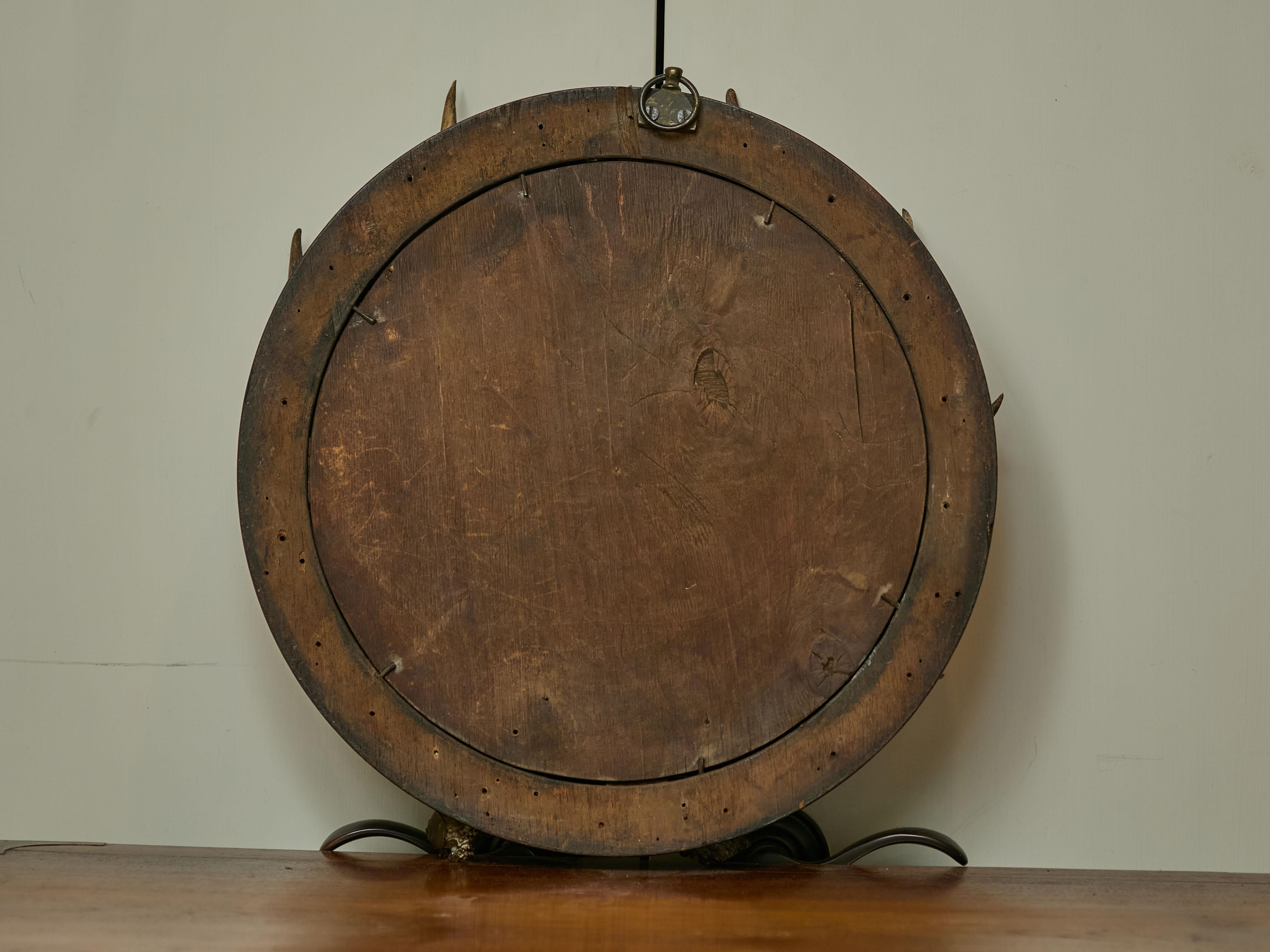 Miroir circulaire en bois de cerf sur cadre en bois, The Turn of the Century, circa 1900 en vente 5