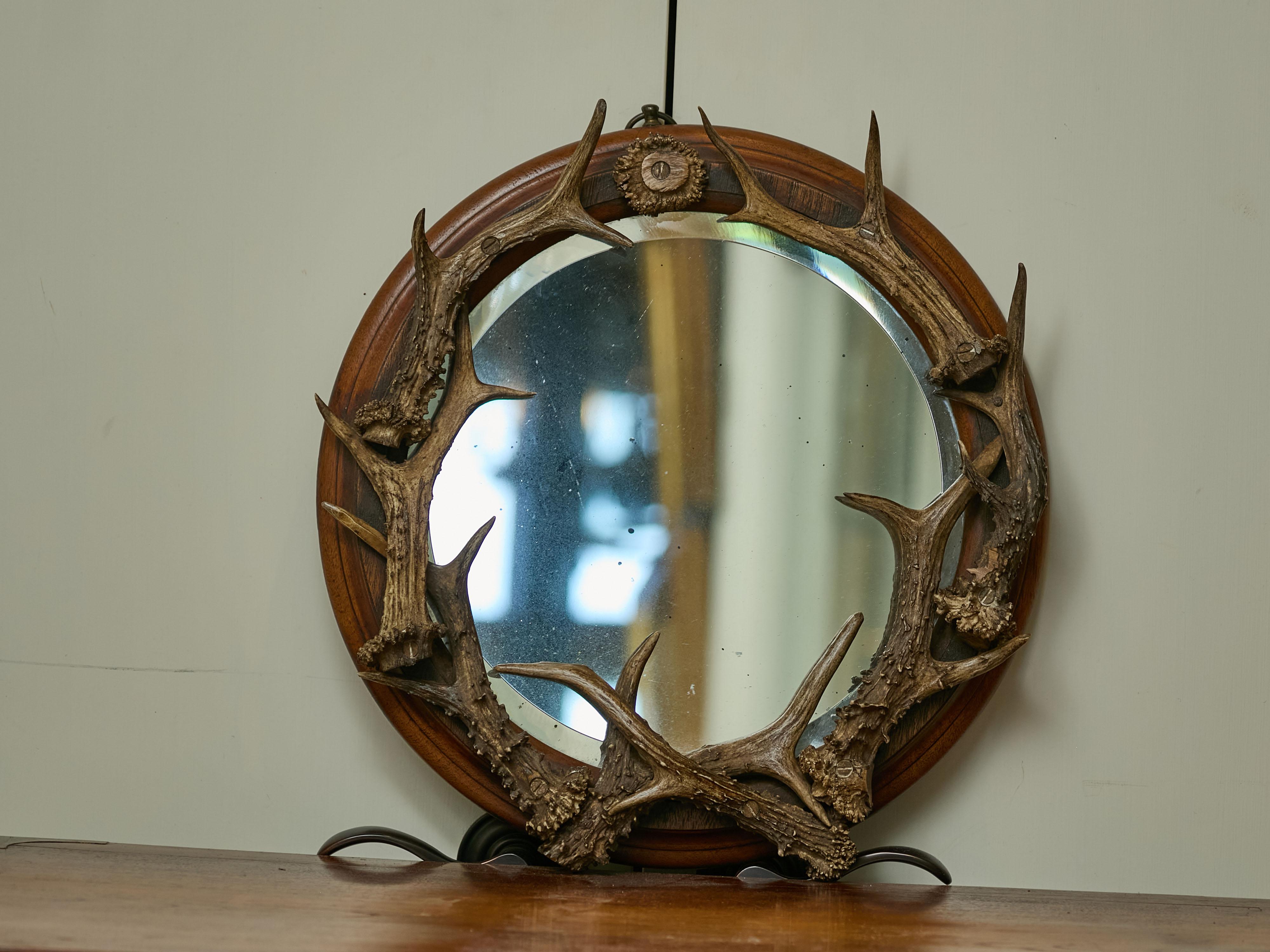 Miroir circulaire en bois de cerf sur cadre en bois, The Turn of the Century, circa 1900 en vente 8
