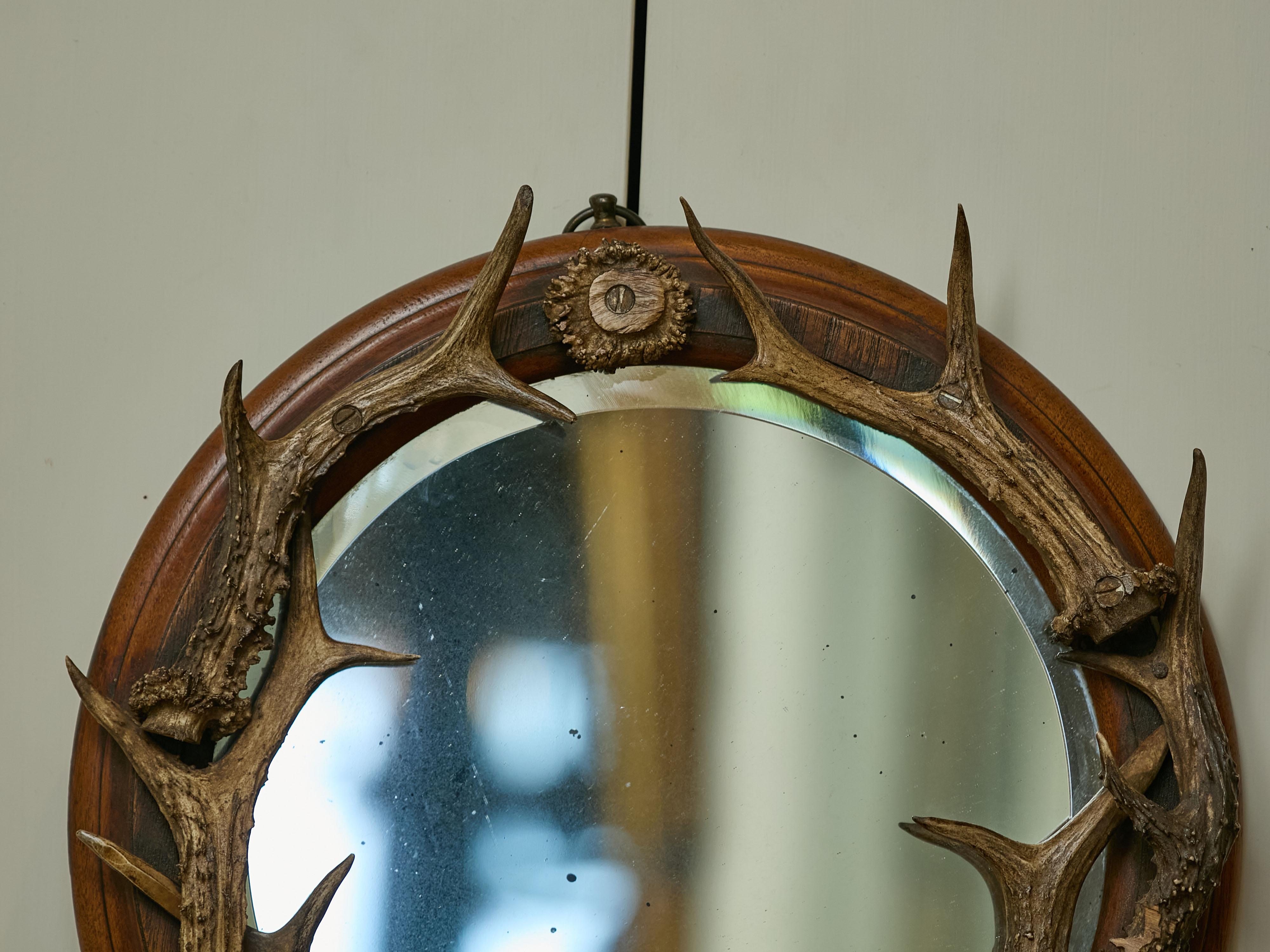 Country Miroir circulaire en bois de cerf sur cadre en bois, The Turn of the Century, circa 1900 en vente