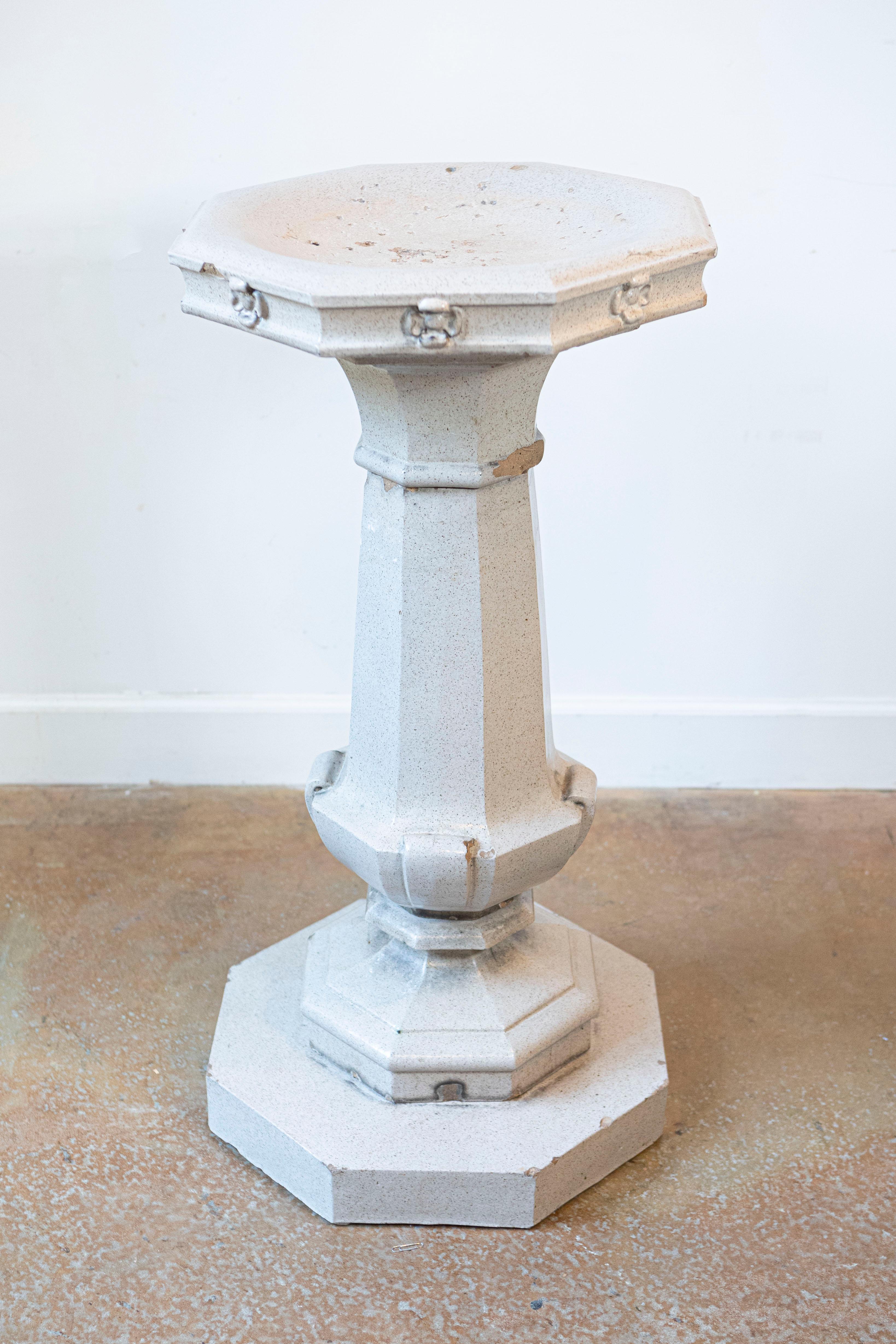 Un bain d'oiseaux en poterie vernissée anglaise du début du XXe siècle, avec un sommet octogonal, des fleurs sculptées, un piédestal effilé et une base à gradins. Créé en Angleterre au tournant du siècle qui a vu la transition entre le 19e et le