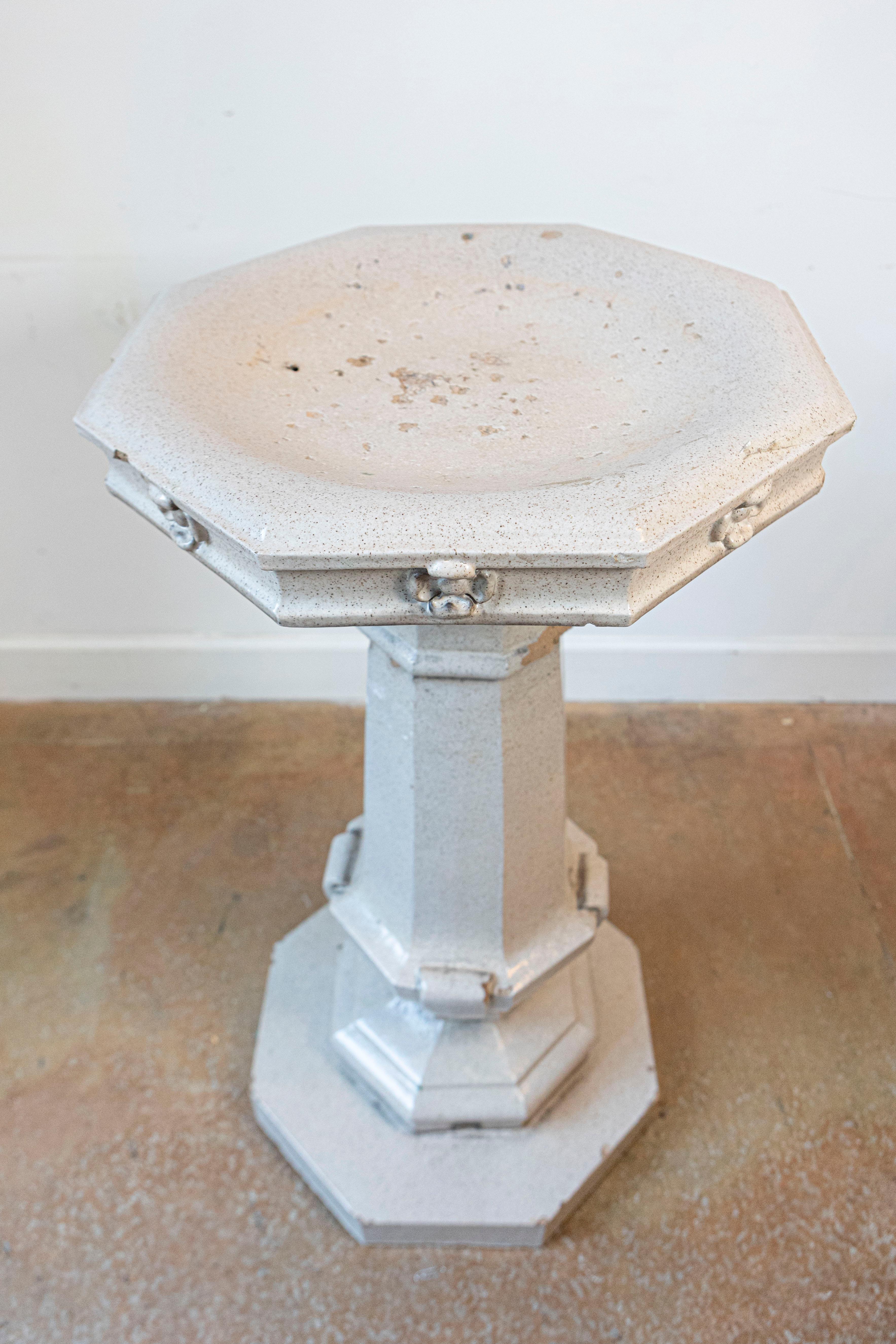 Sculpté Bath anglaise du début du siècle en poterie émaillée avec fleurs sculptées, années 1900 en vente