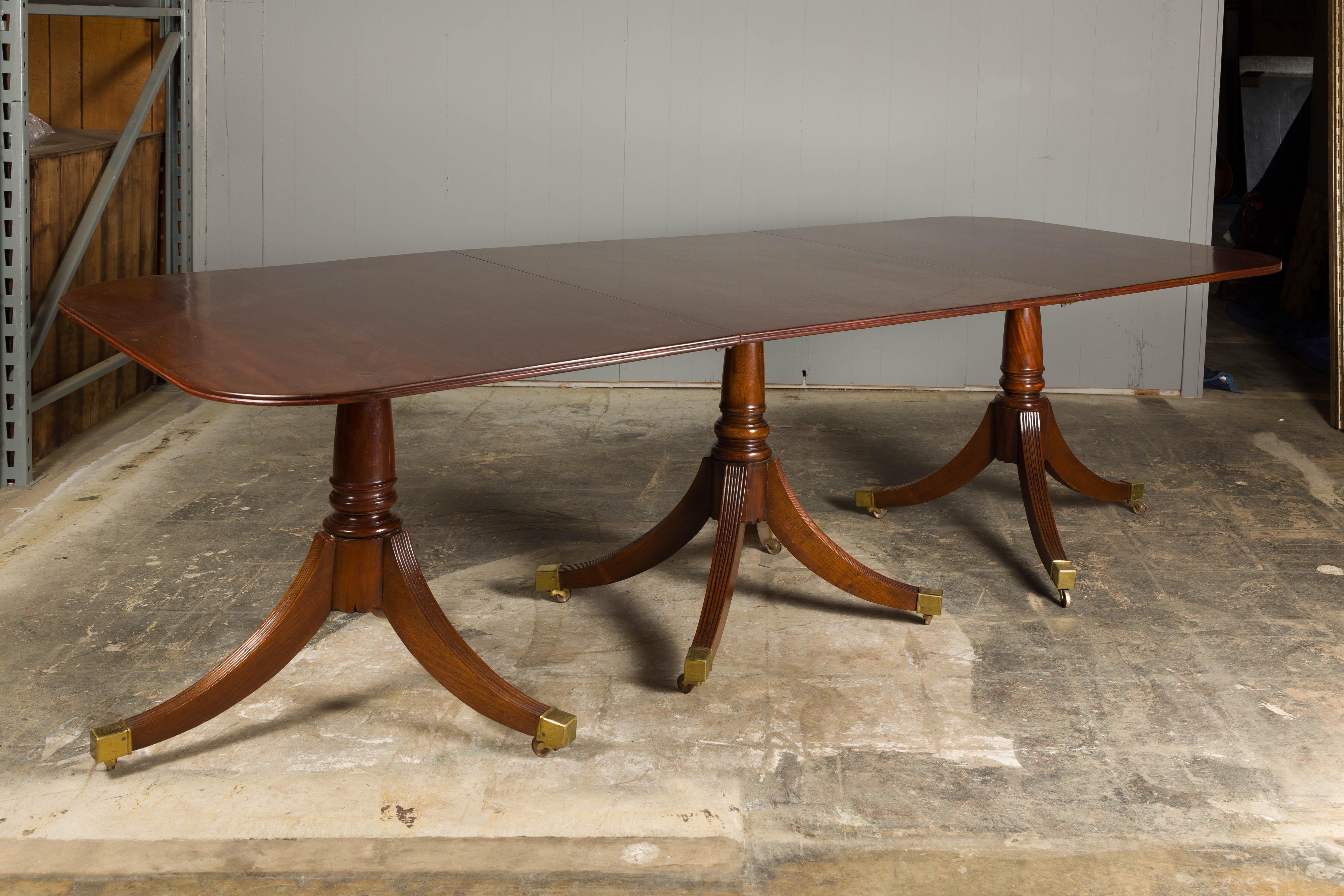 Table de salle à manger à rallonge en acajou du début du siècle avec base quadripode en vente 3