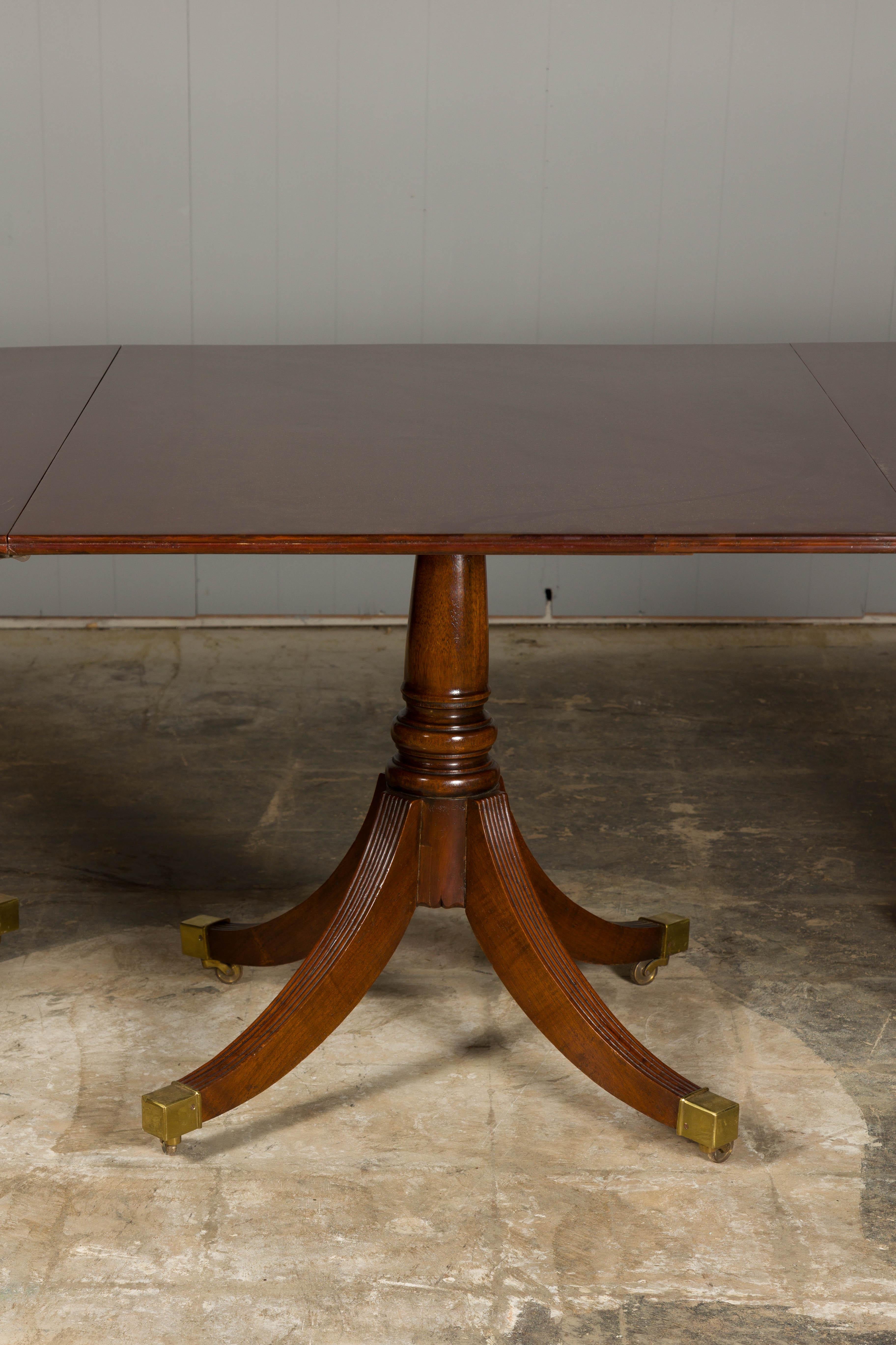 Sculpté Table de salle à manger à rallonge en acajou du début du siècle avec base quadripode en vente