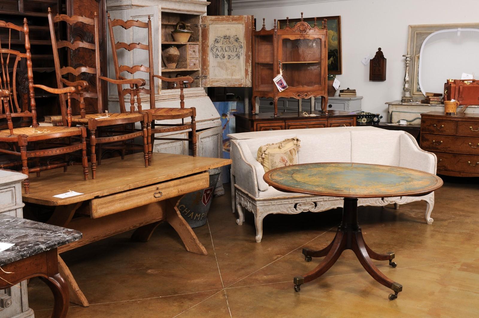 Table centrale en acajou du début du siècle avec plateau en cuir en vente 2
