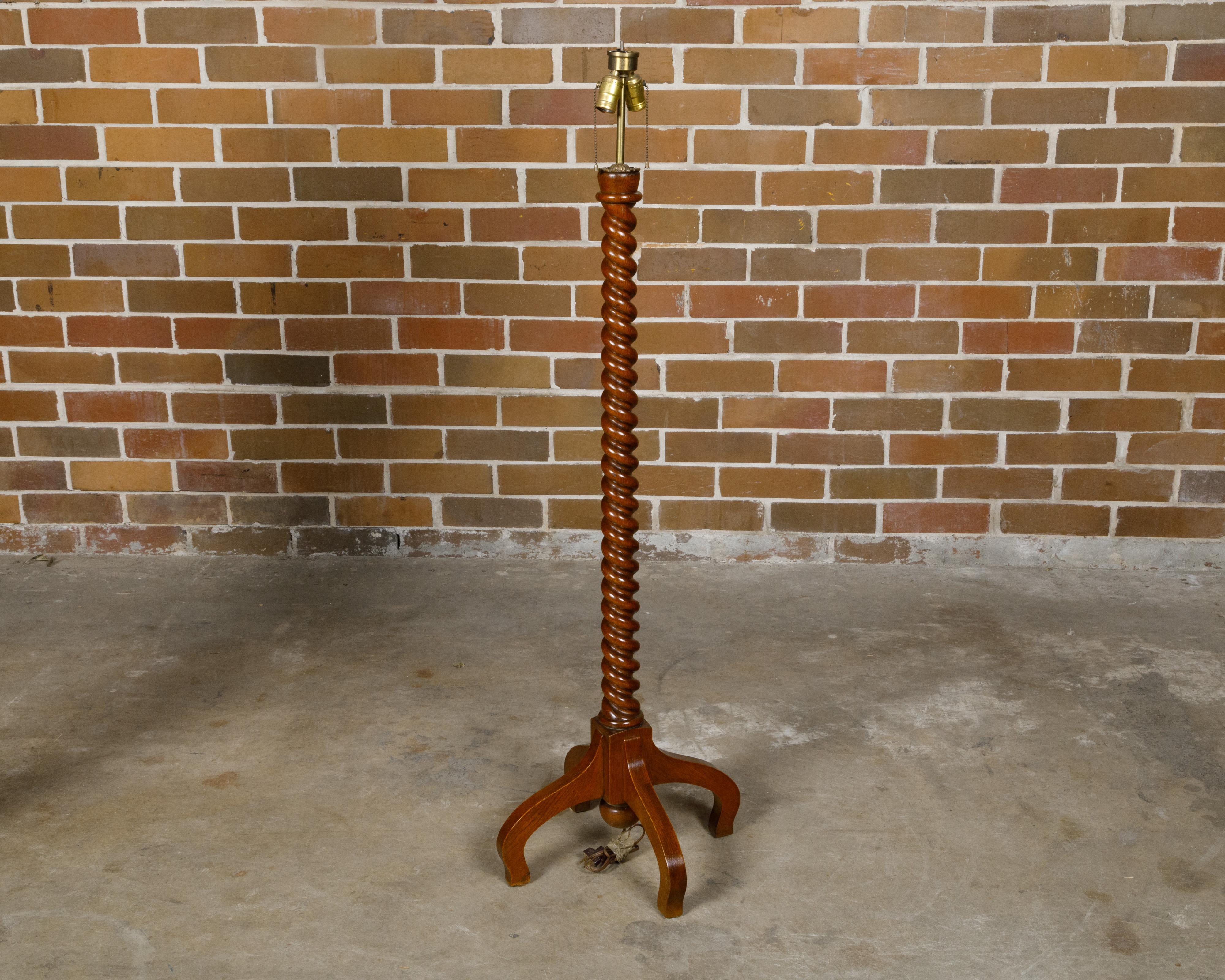 Tornito Lampada da terra di fine secolo in Oak Oak Twist con base a quadripode in vendita