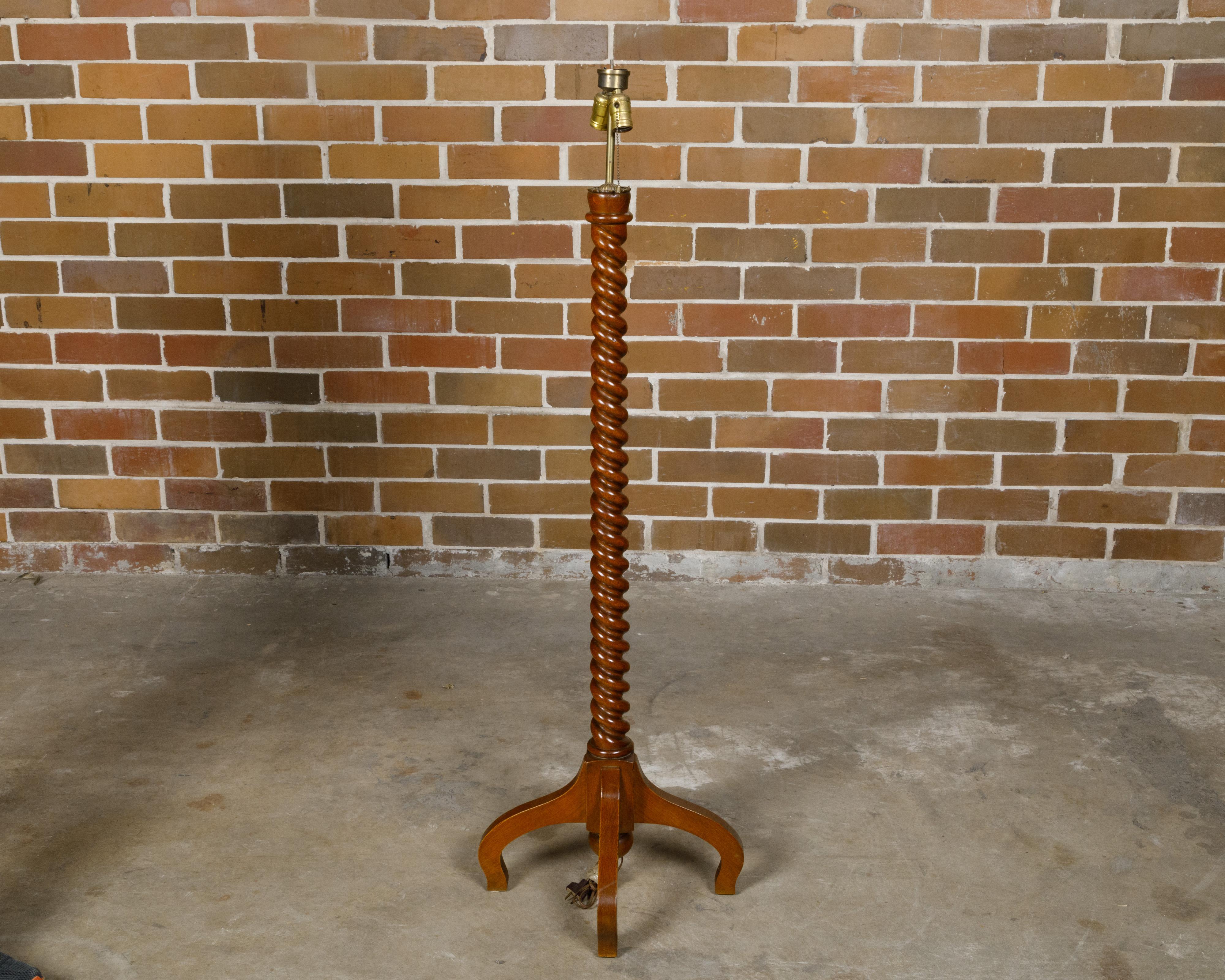 Lampada da terra di fine secolo in Oak Oak Twist con base a quadripode In condizioni buone in vendita a Atlanta, GA