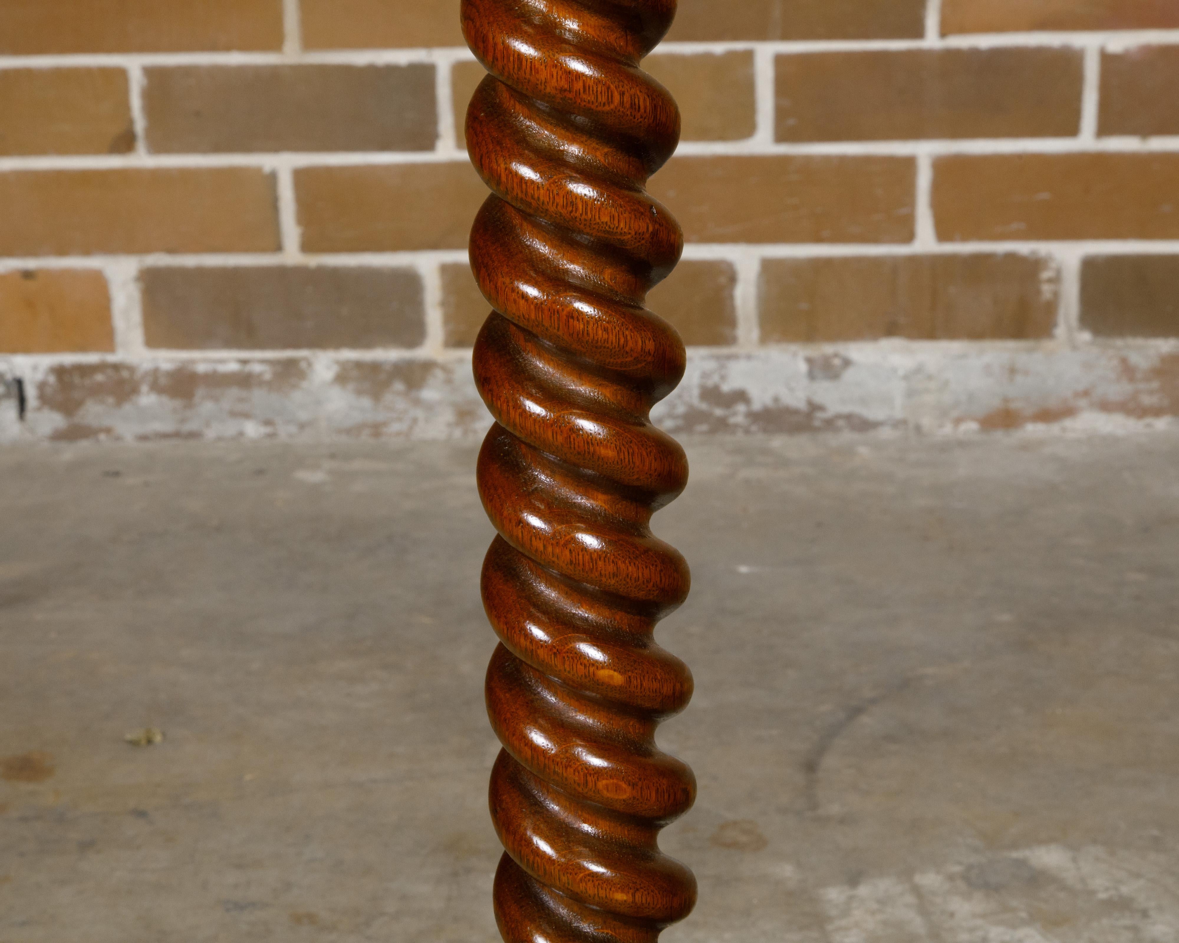 Ottone Lampada da terra di fine secolo in Oak Oak Twist con base a quadripode in vendita