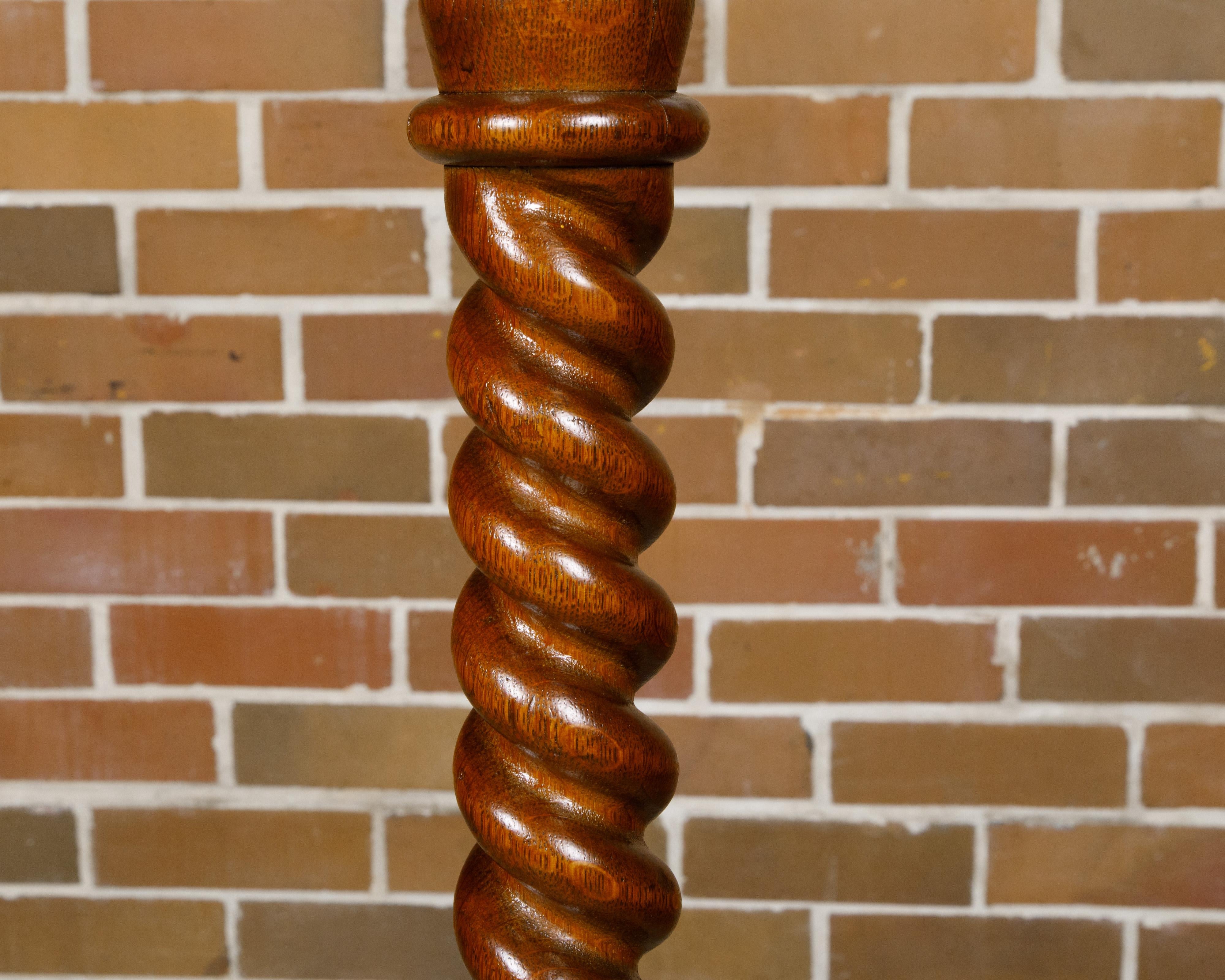 Lampada da terra di fine secolo in Oak Oak Twist con base a quadripode in vendita 1
