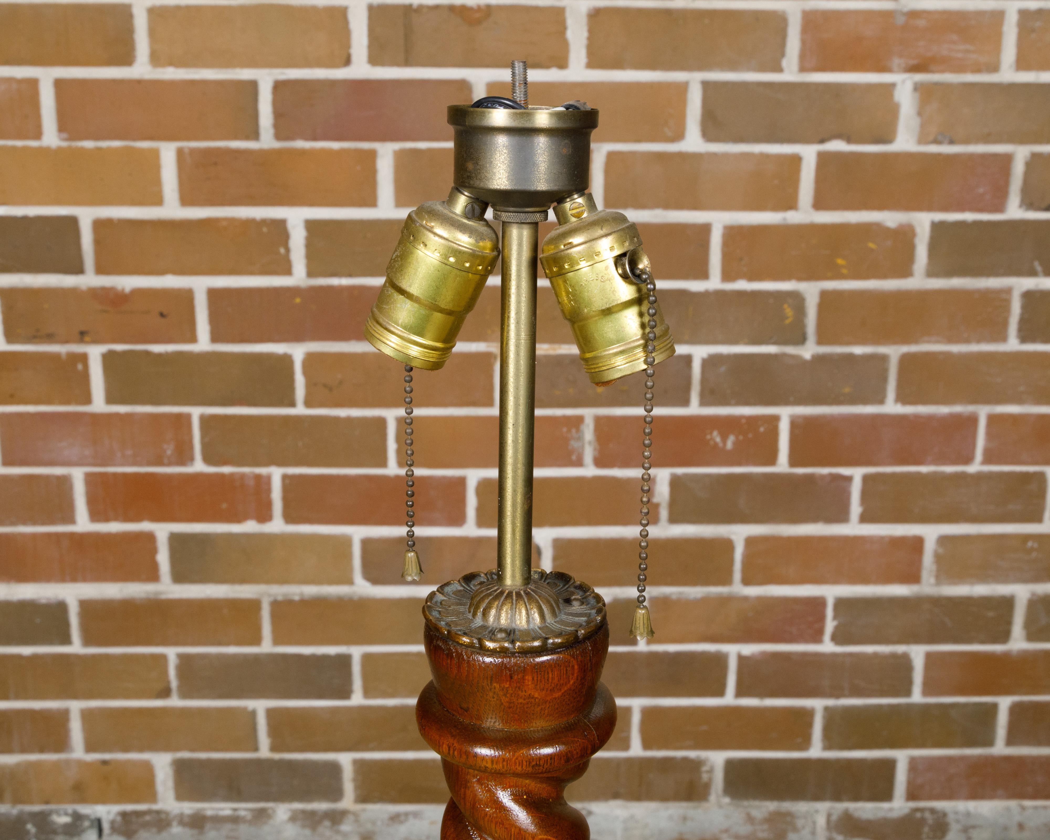Lampada da terra di fine secolo in Oak Oak Twist con base a quadripode in vendita 2