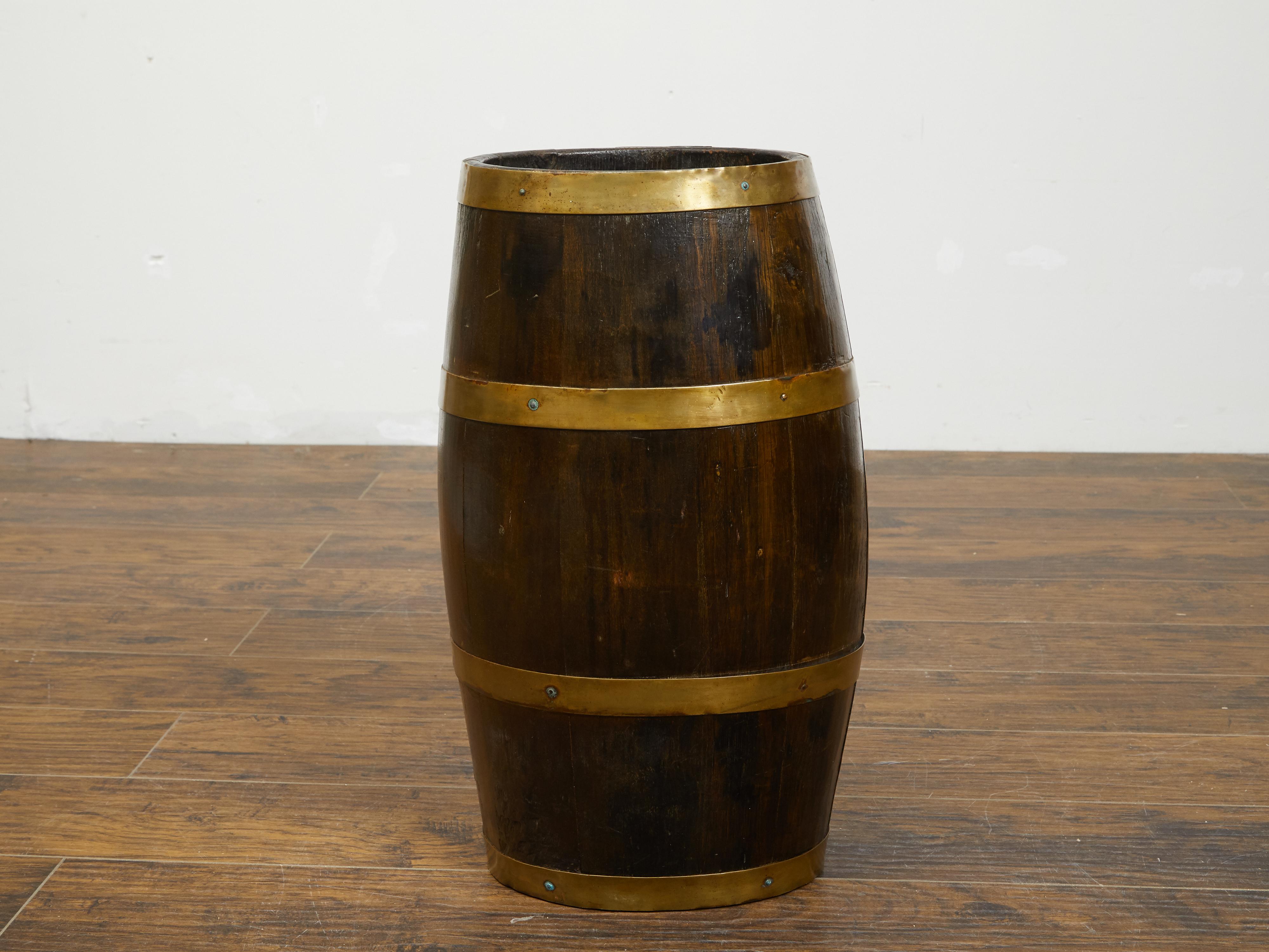 English Turn of the Century Oak Barrel with Brass Braces, circa 1900 In Good Condition For Sale In Atlanta, GA