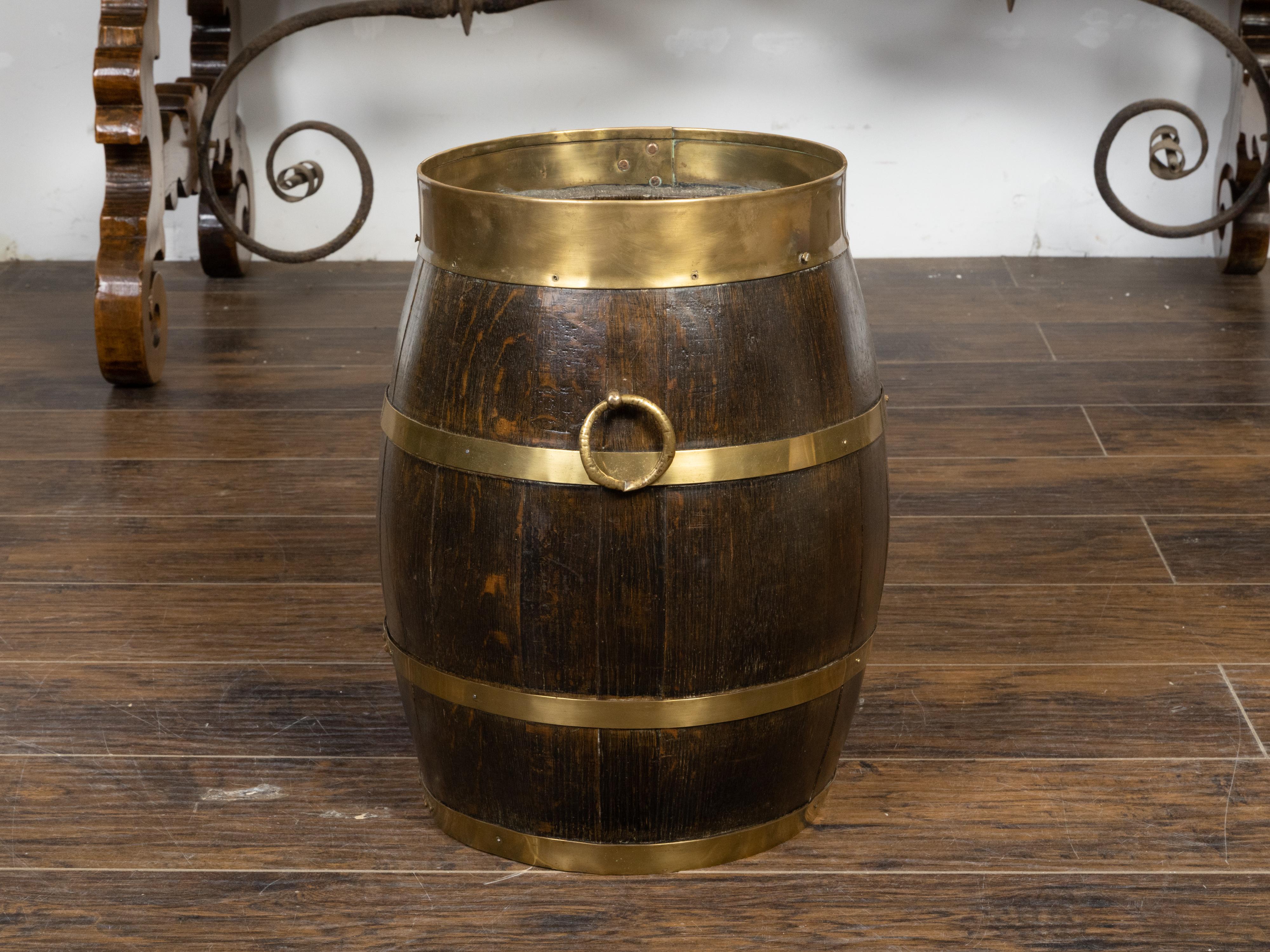 English Turn of the Century Oak Barrel with Brass Braces, circa 1900 In Good Condition For Sale In Atlanta, GA