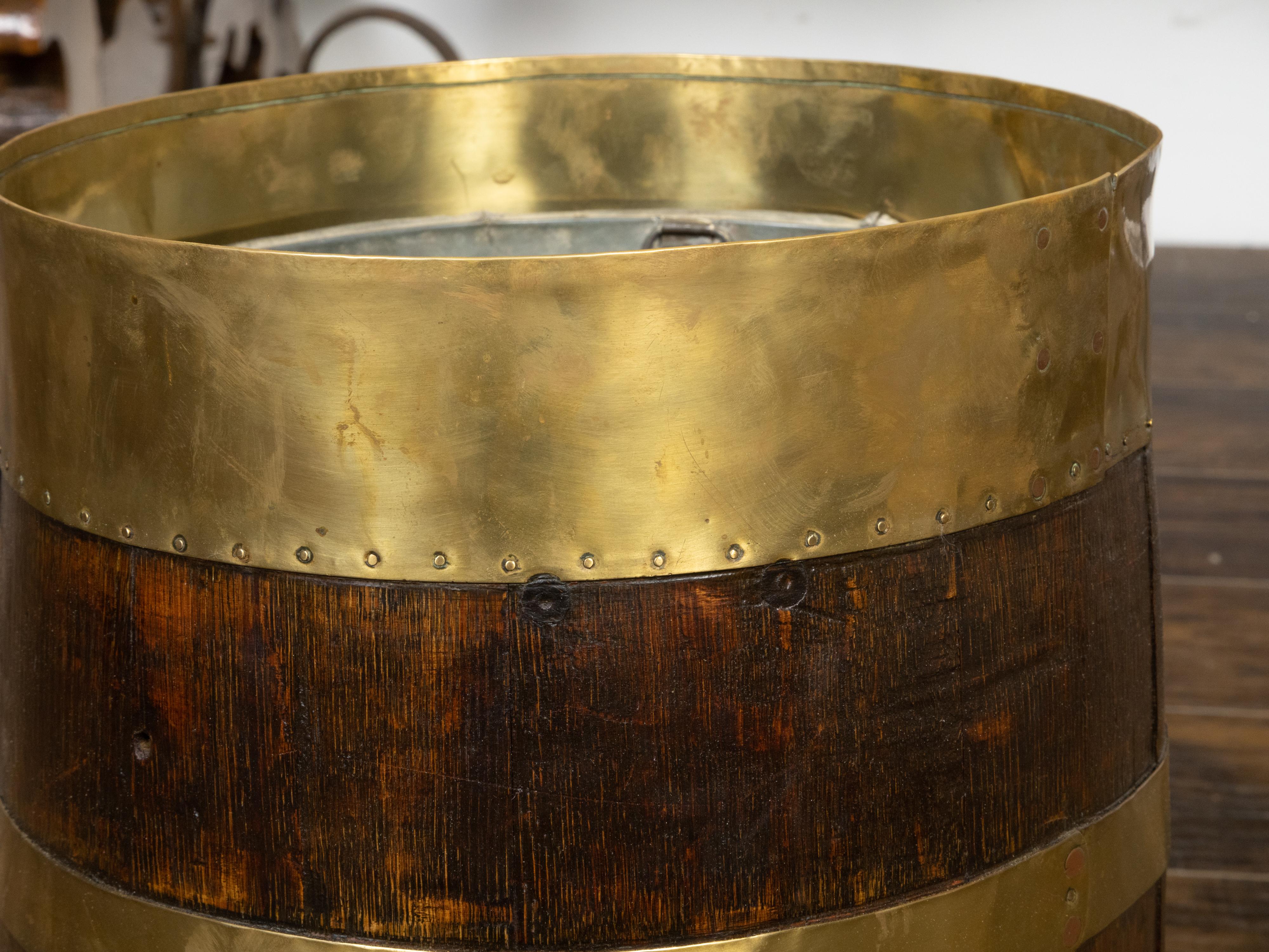English Turn of the Century Oak Barrel with Brass Braces, circa 1900 For Sale 2