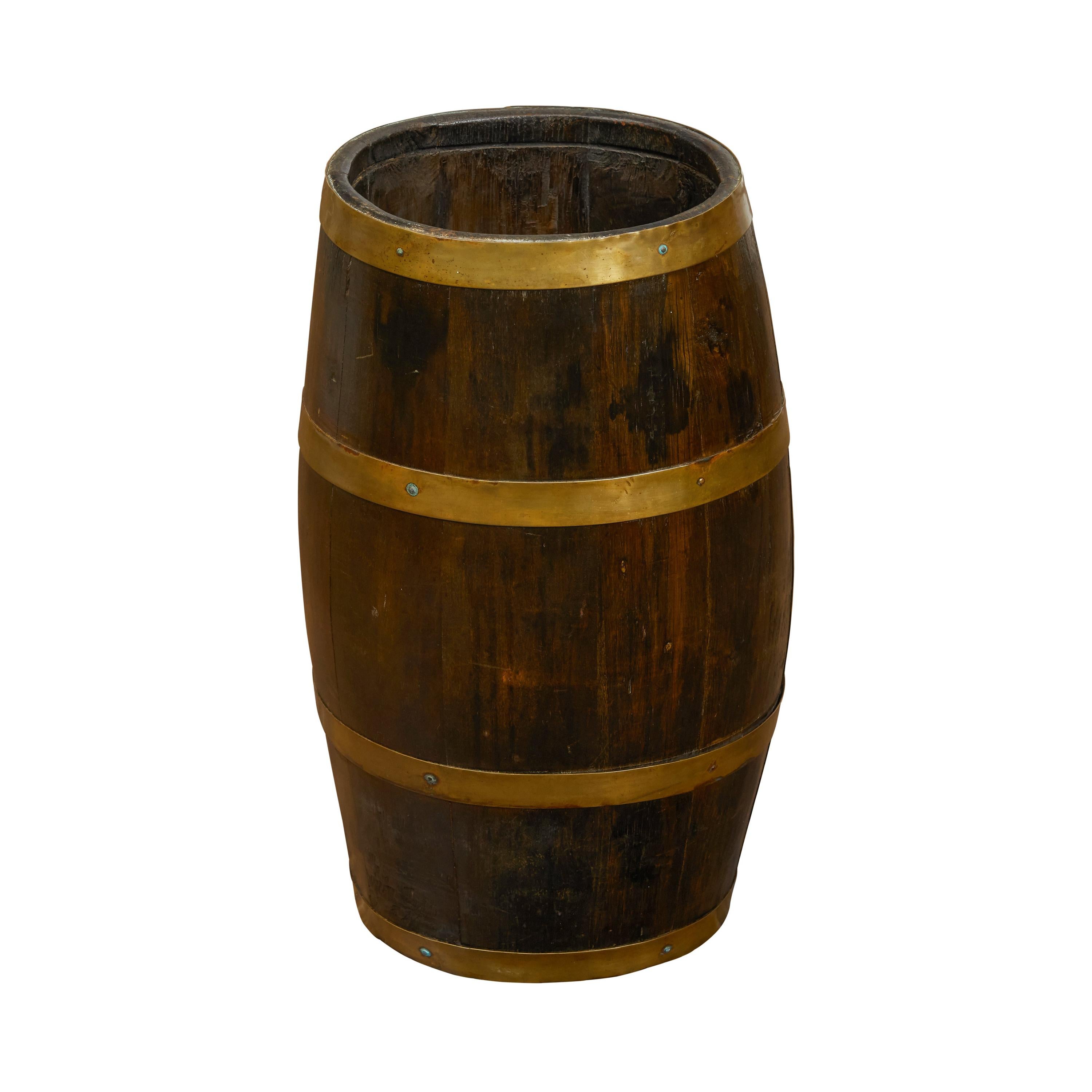 English Turn of the Century Oak Barrel with Brass Braces, circa 1900 For Sale