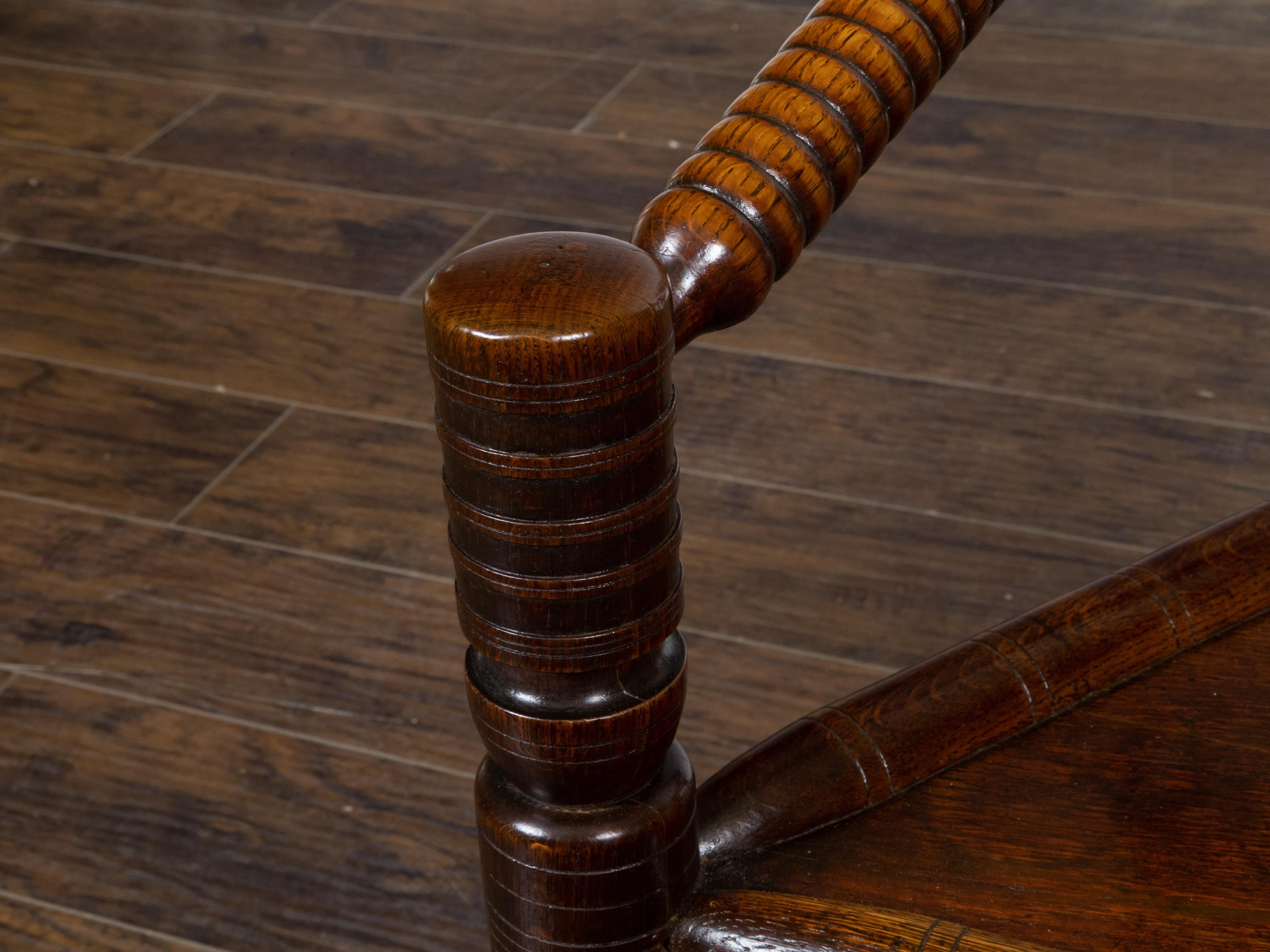Sedia angolare inglese di inizio secolo in Oak con schienale geometrico intagliato in vendita 4