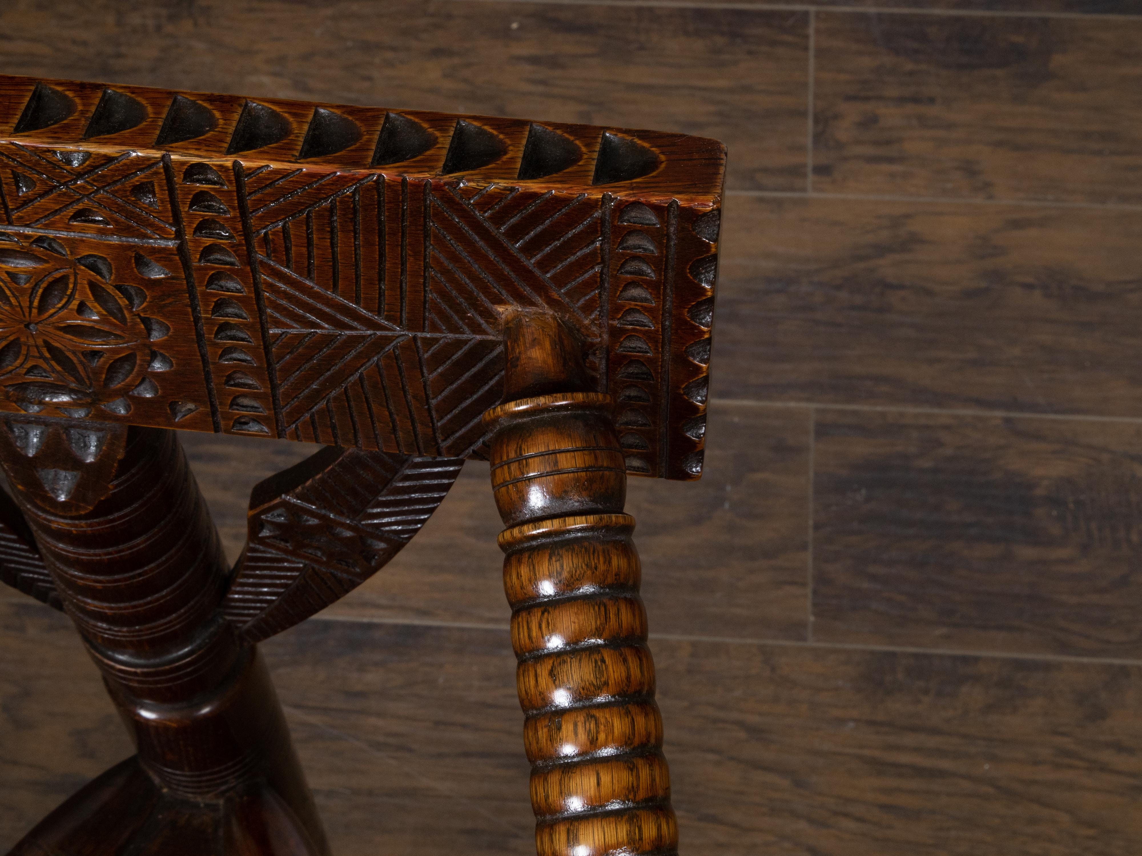 Sedia angolare inglese di inizio secolo in Oak con schienale geometrico intagliato in vendita 5