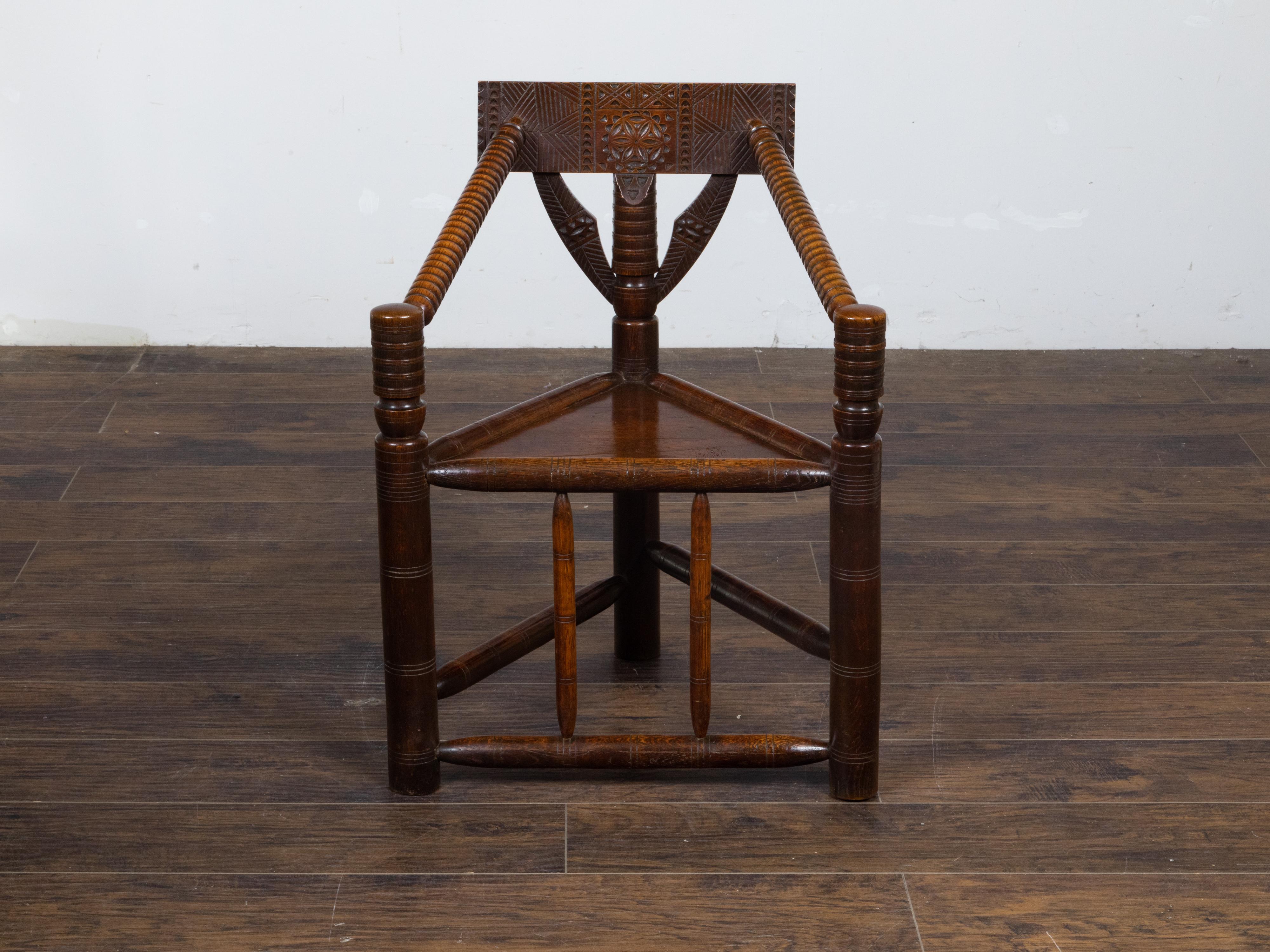 Anglais Chaise d'angle en chêne du début du siècle avec dossier géométrique sculpté en vente