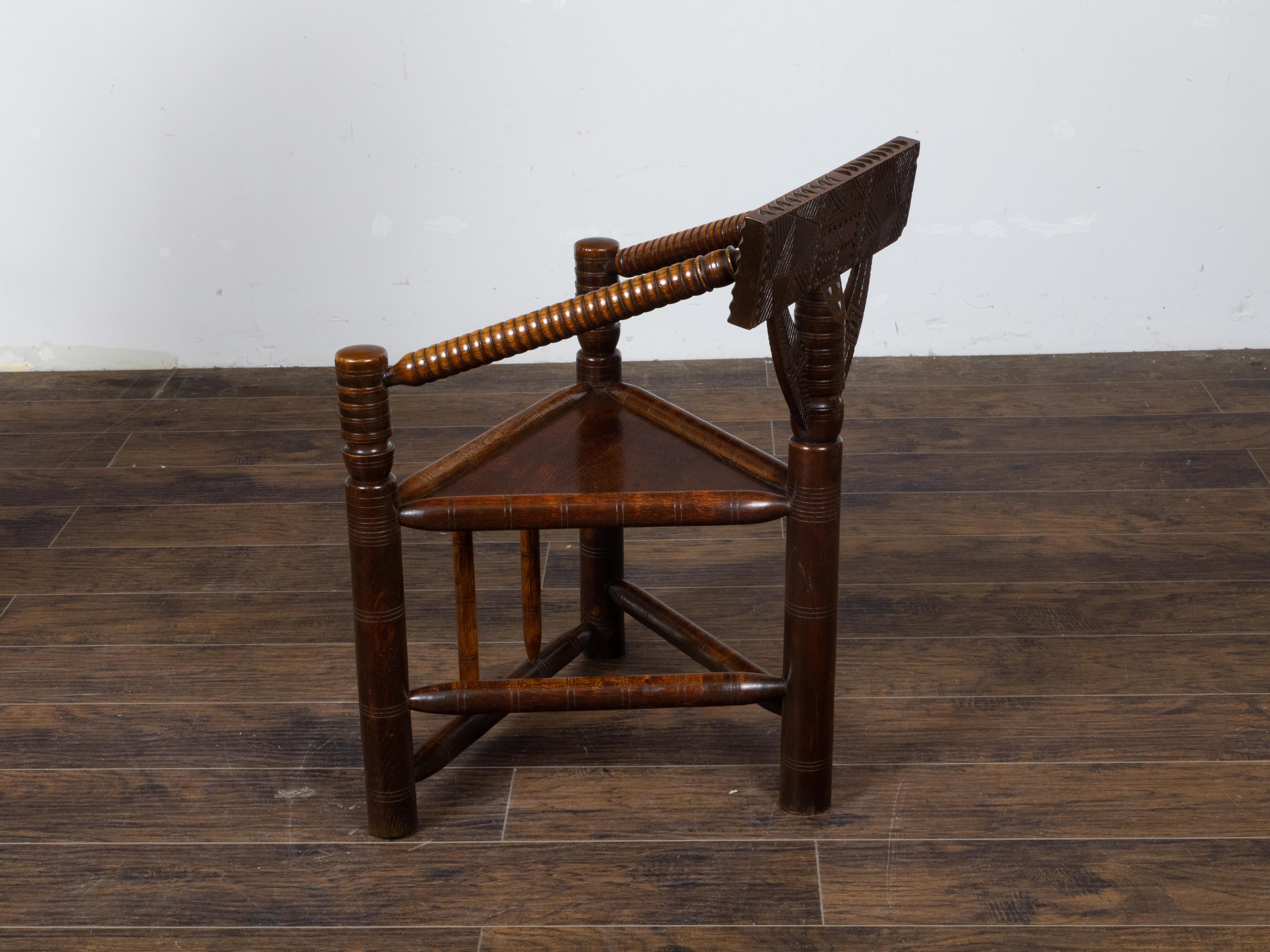 Sculpté Chaise d'angle en chêne du début du siècle avec dossier géométrique sculpté en vente